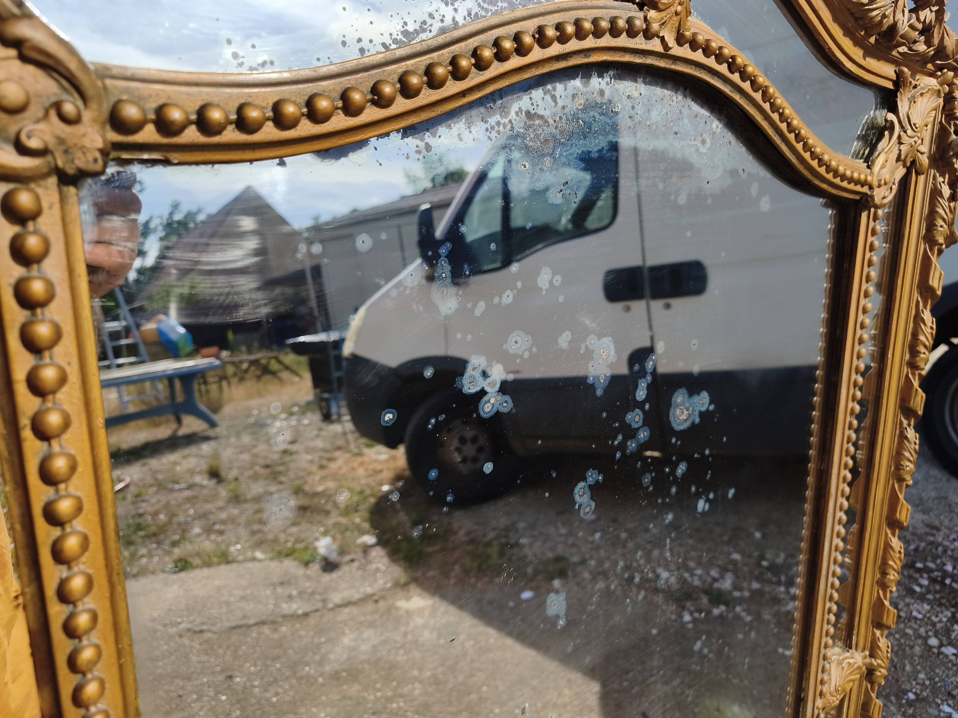 Large closed mirror, 19th century, wood and gilded stucco.