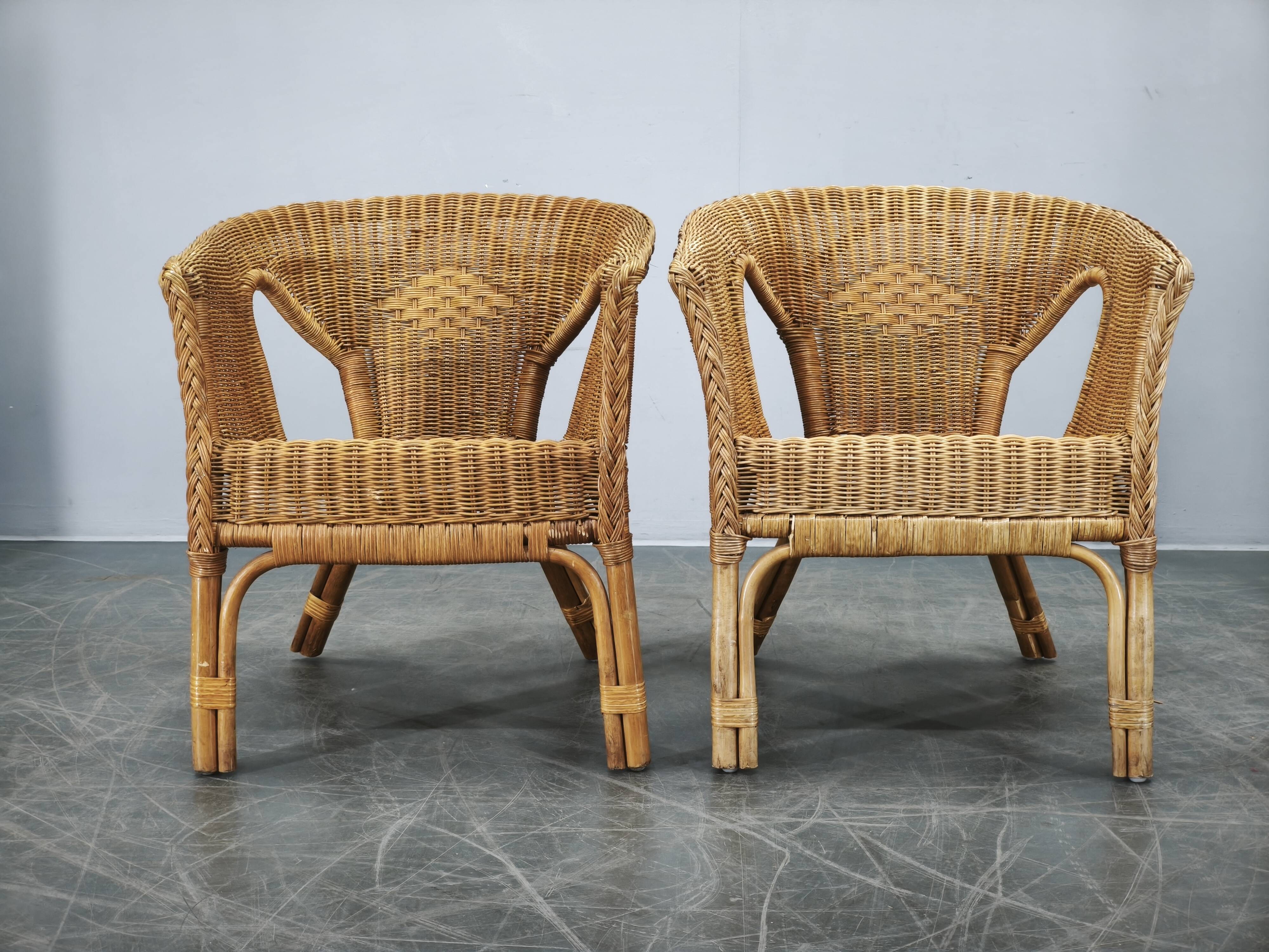 Ensemble de salon en rotin et osier italien des années 1950, quatre fauteuils et une table.