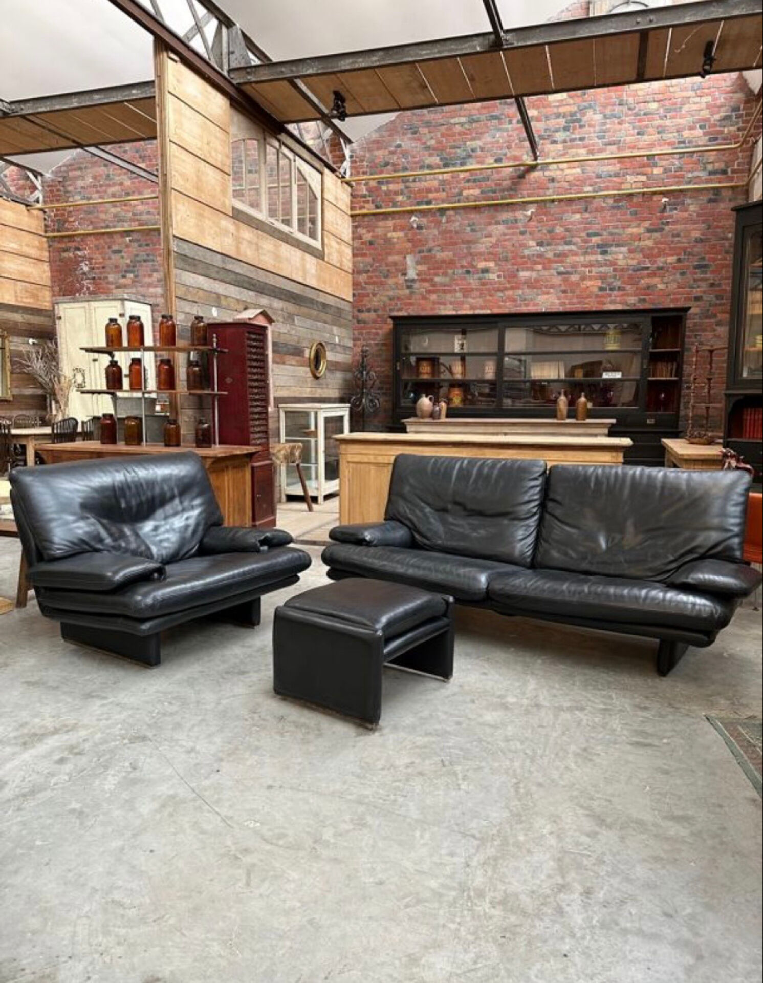 Black leather sofa – Italian design – 1980s