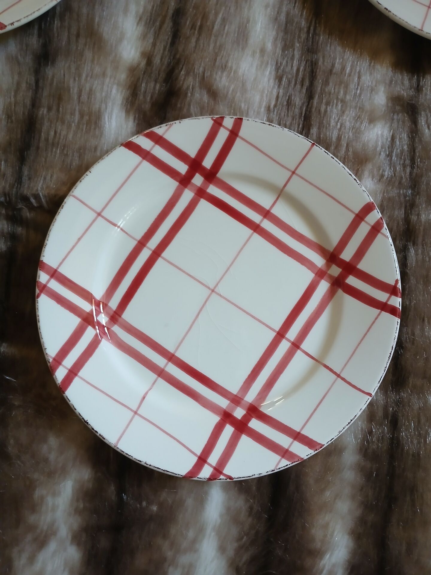 6 checked dinner plates