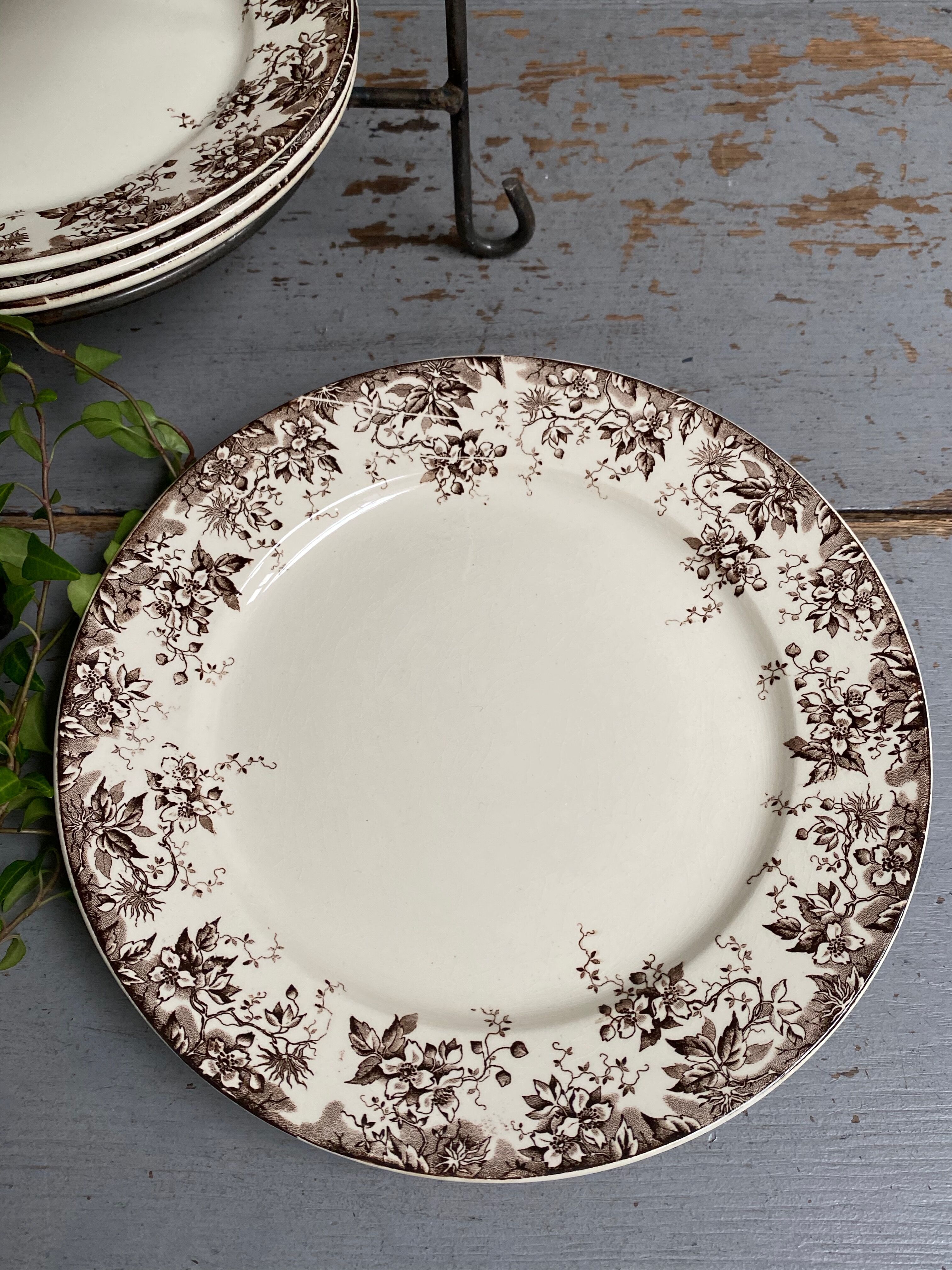 Plat sur piédouche faïence de Sarreguemines