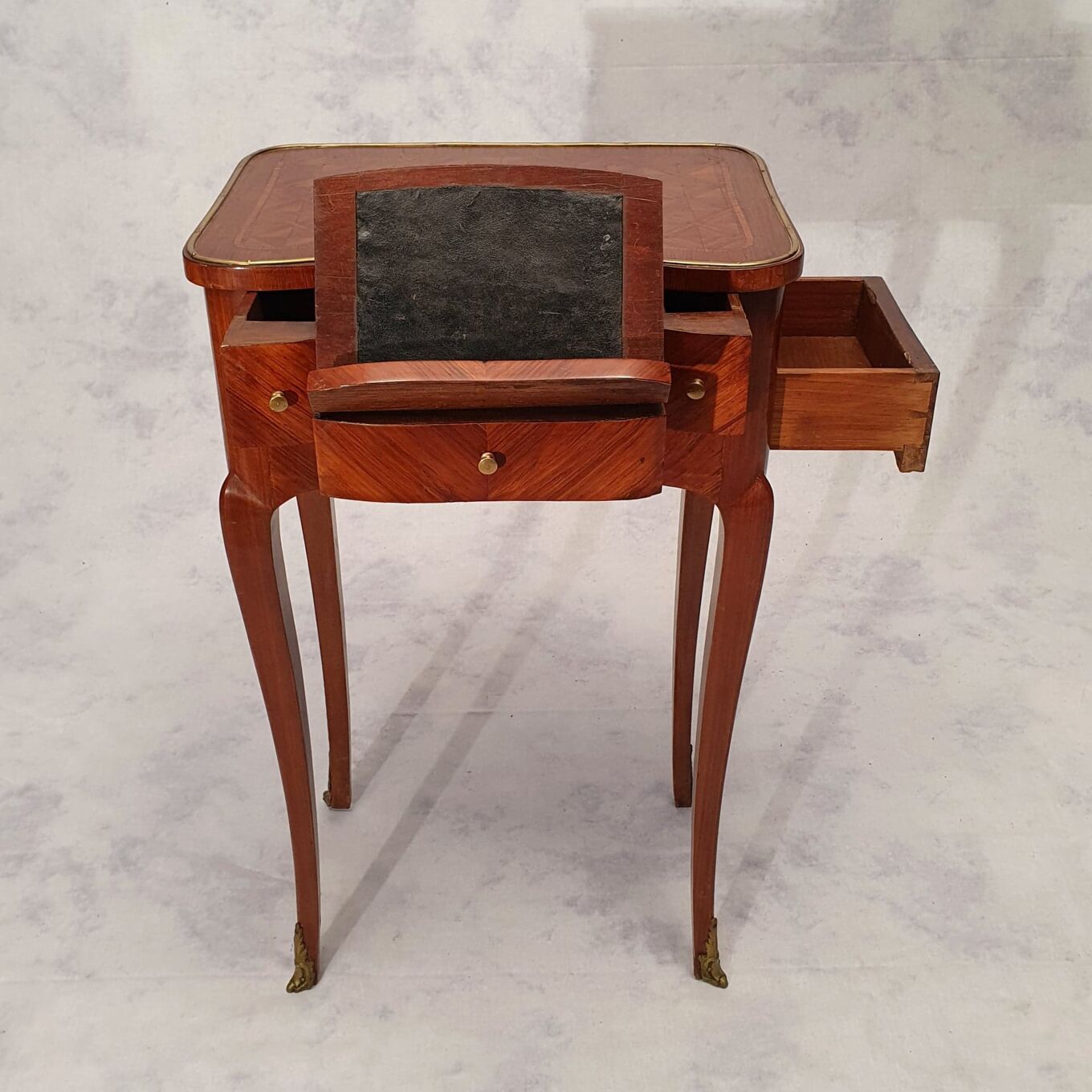 Table critoire  transition Louis XV Louis XVI marqueterie   Table critoire  transition Louis XV Louis XVI marqueterie