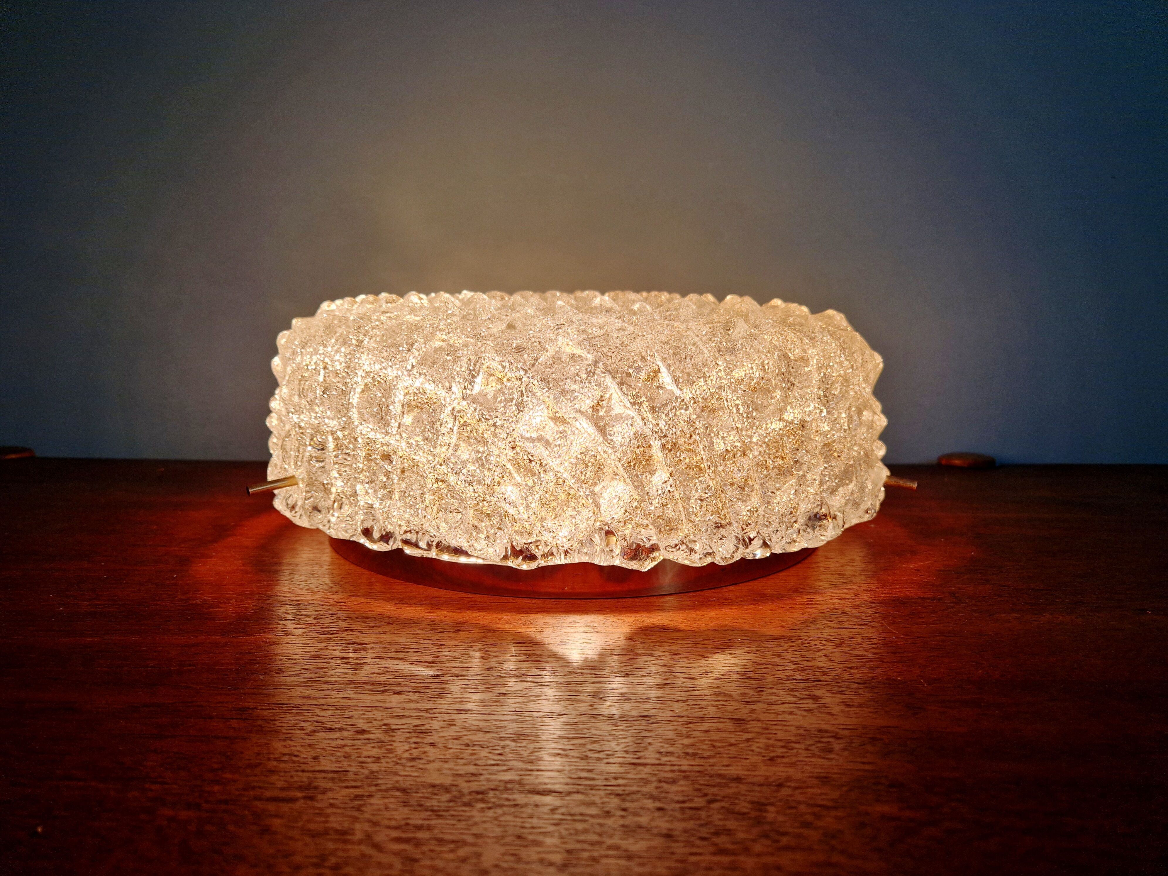 Grand plafonnier en laiton et verre givré, Hillebrand Lightning, 1970