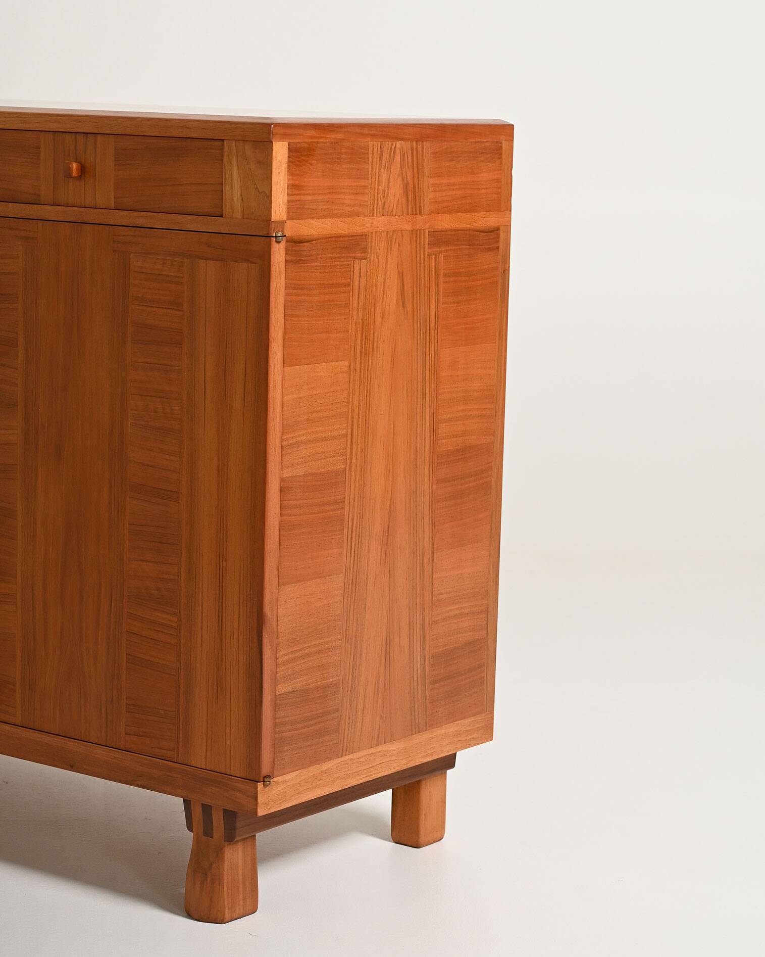 Buffet "Ambassadör" par Carl Malmsten pour Åfors Möbelfabrik, années 1950.