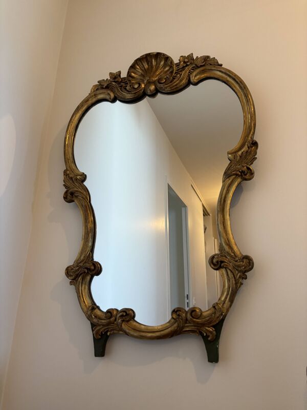 Grand miroir mural avec cadre en laiton doré style Louis XV