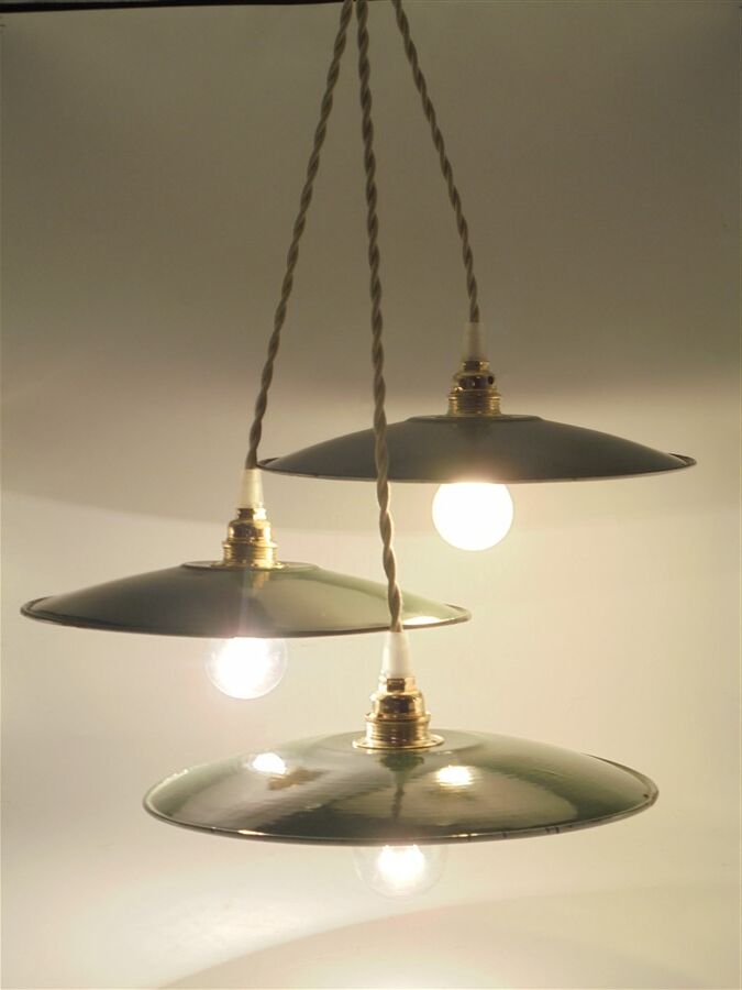 Trio of suspensions in enamelled sheet metal