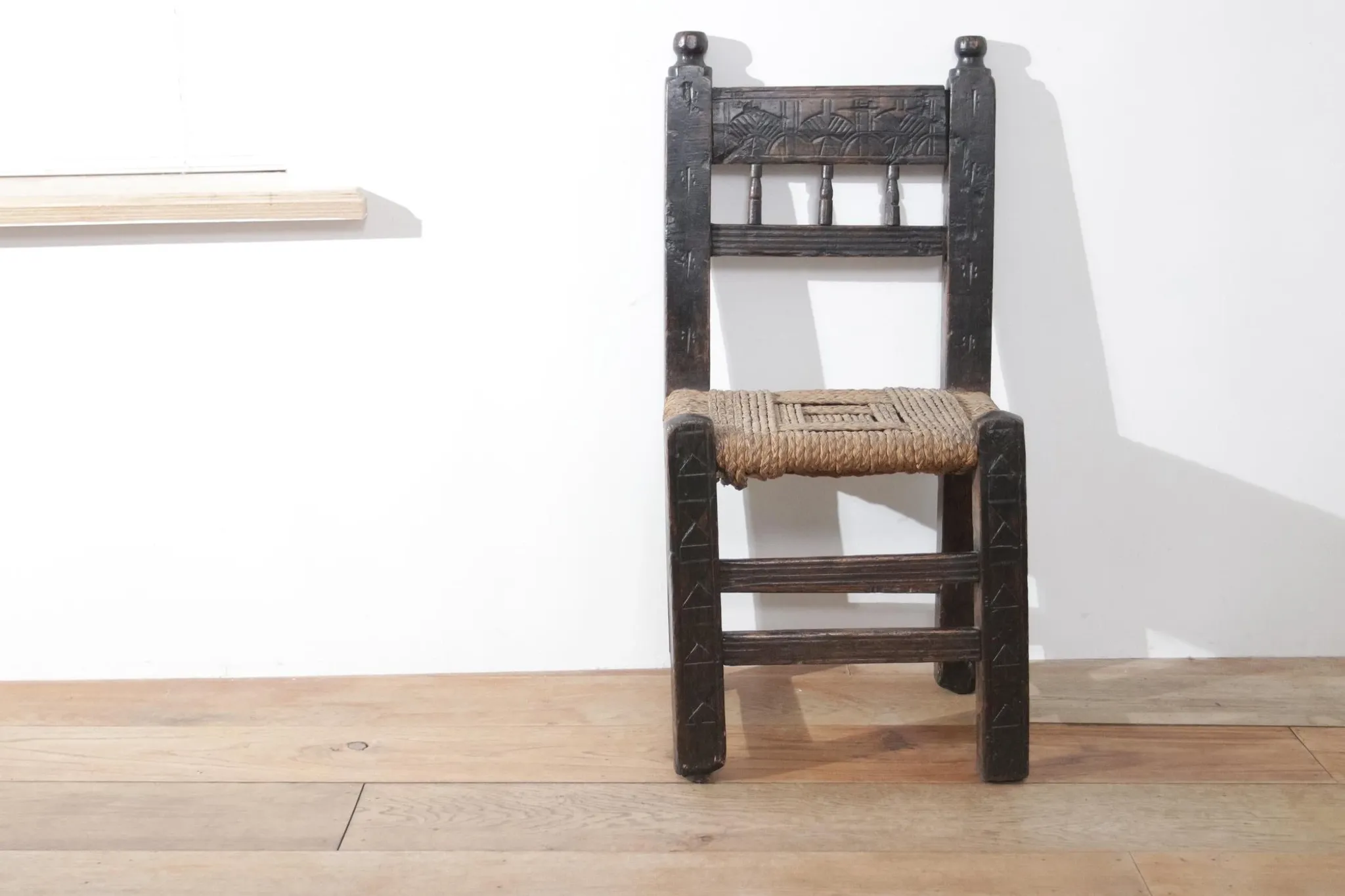 17th-century farmhouse chair with carved motifs – wabi sabi