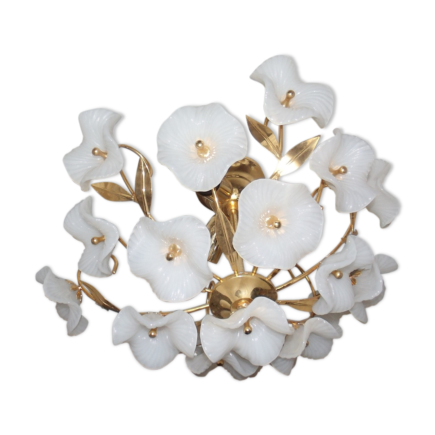 Ceiling light with opaline flowers and gilded metal