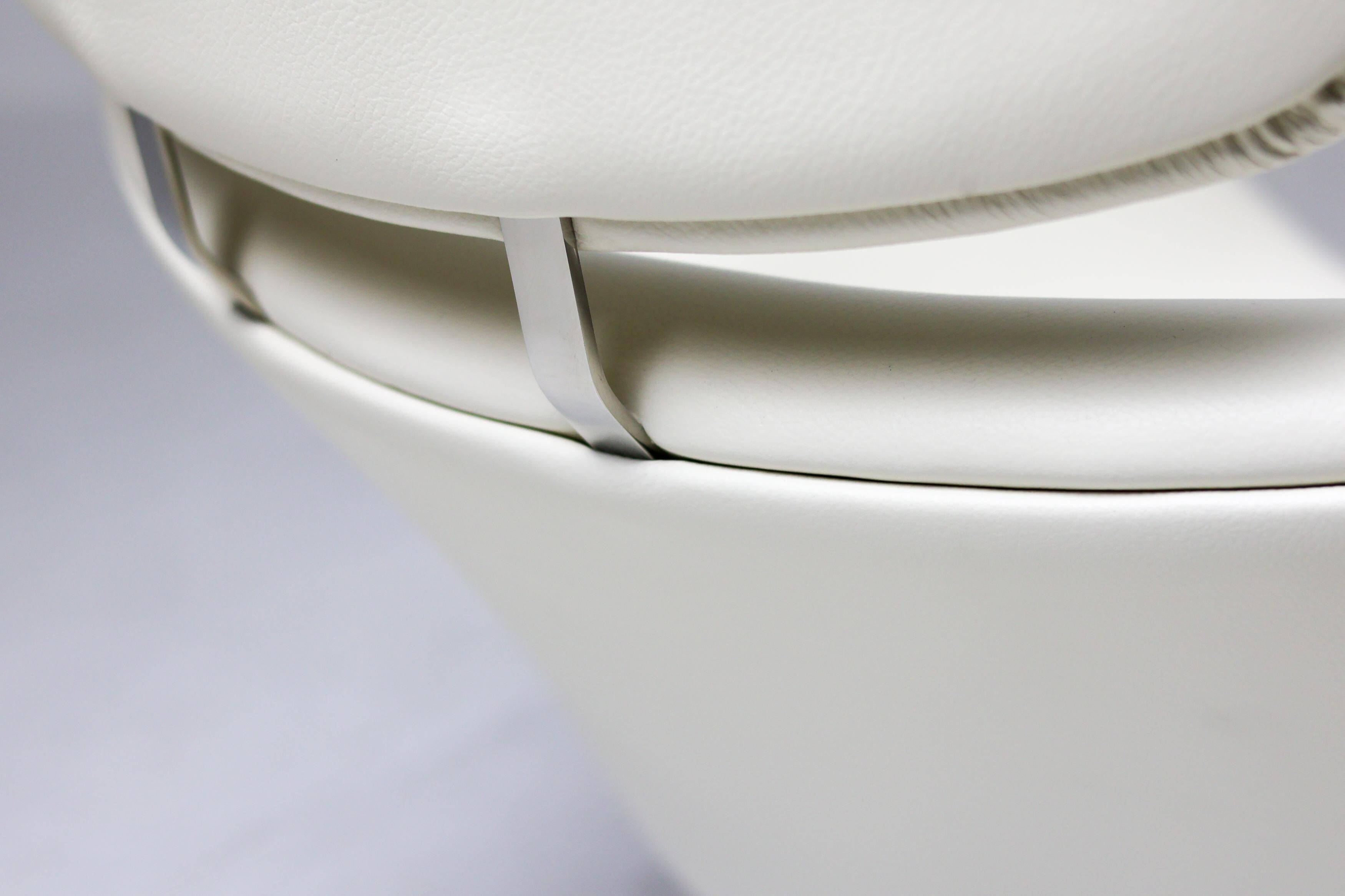 Artifort Tulip F545 Lounge Chair by Pierre Paulin, white leather
