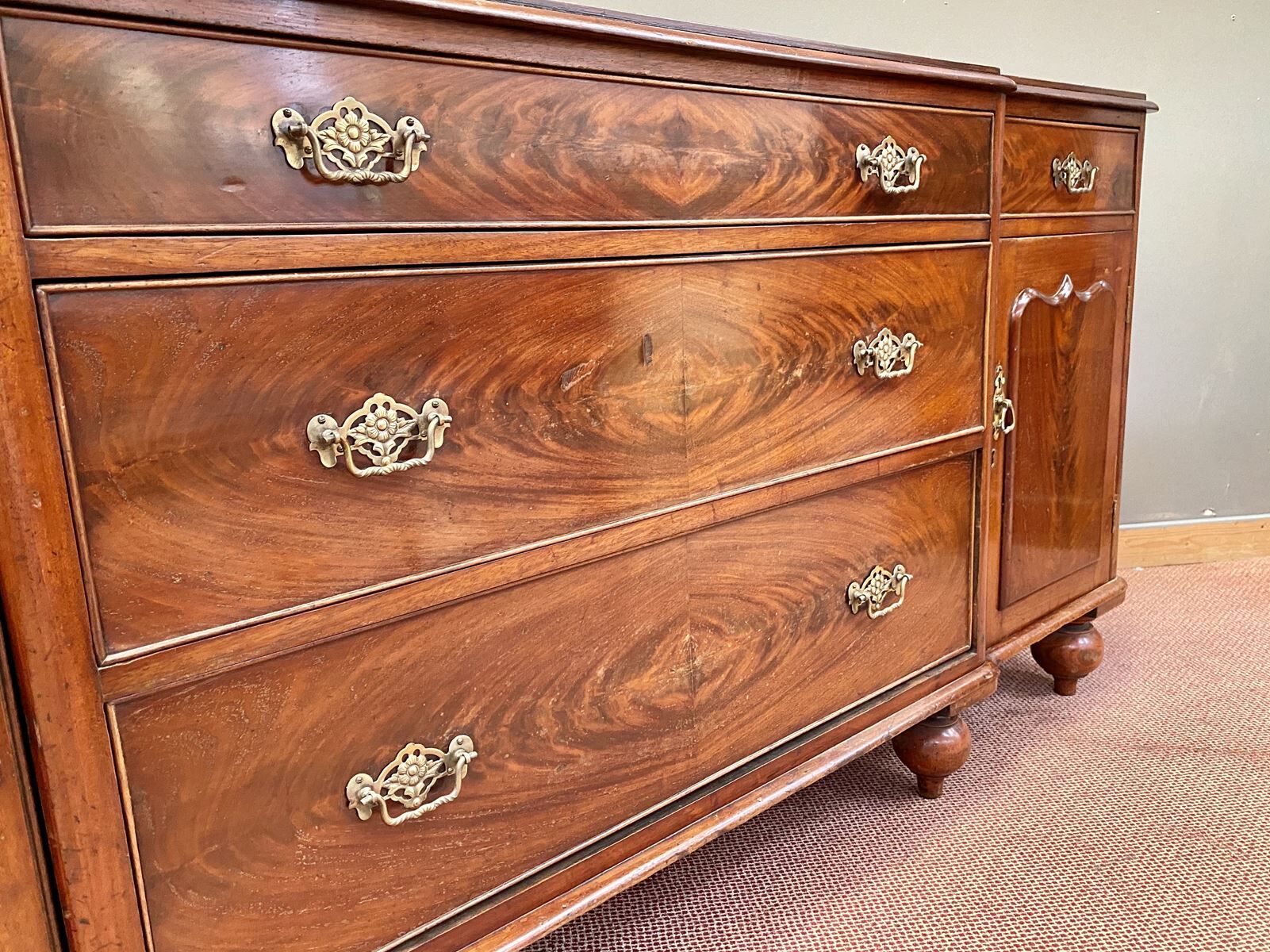 Victorian chest of drawers 19th in mahogany