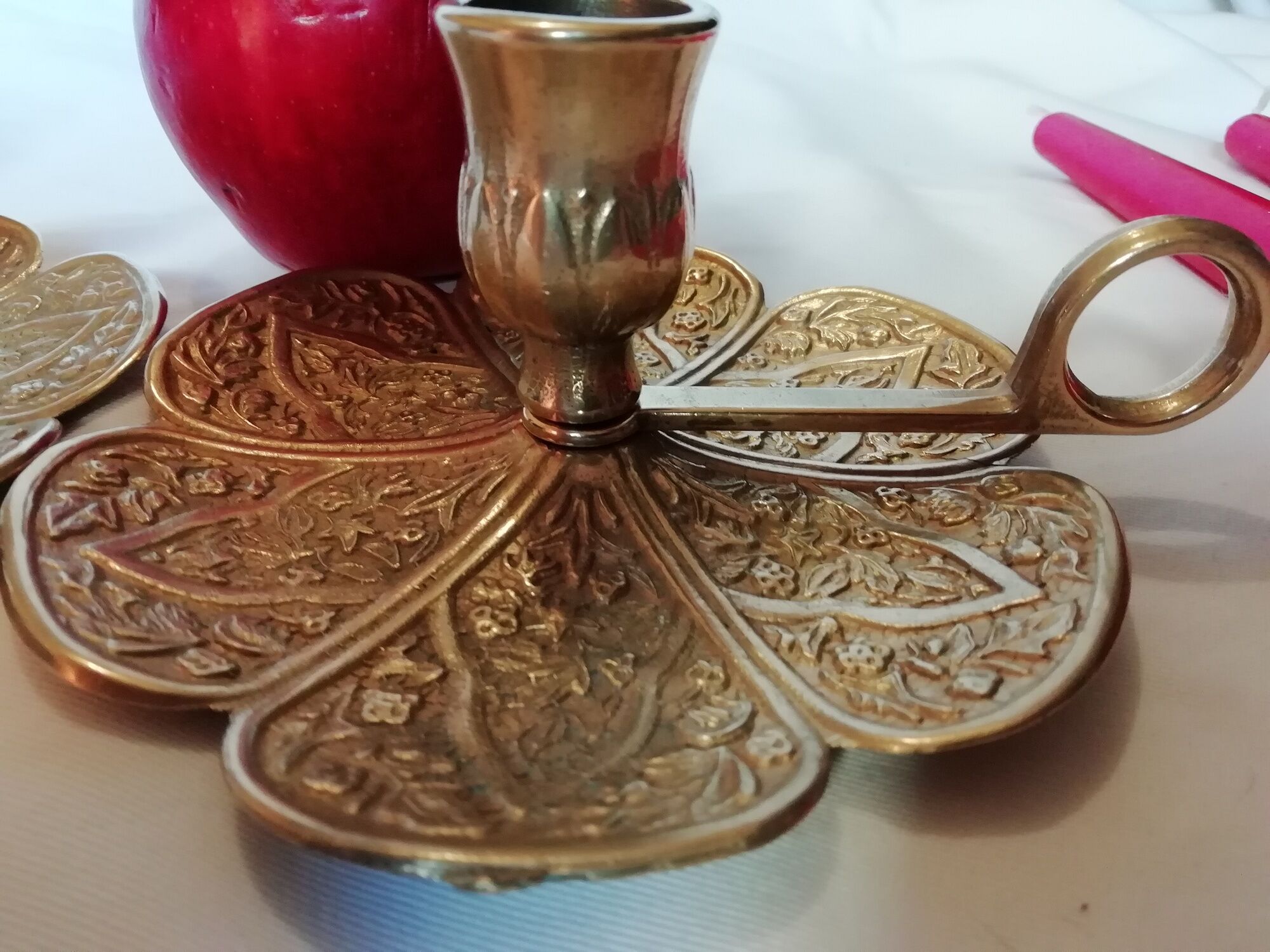 Pair of finely chiseled gilded bronze cellar rat with floral decoration, 19th