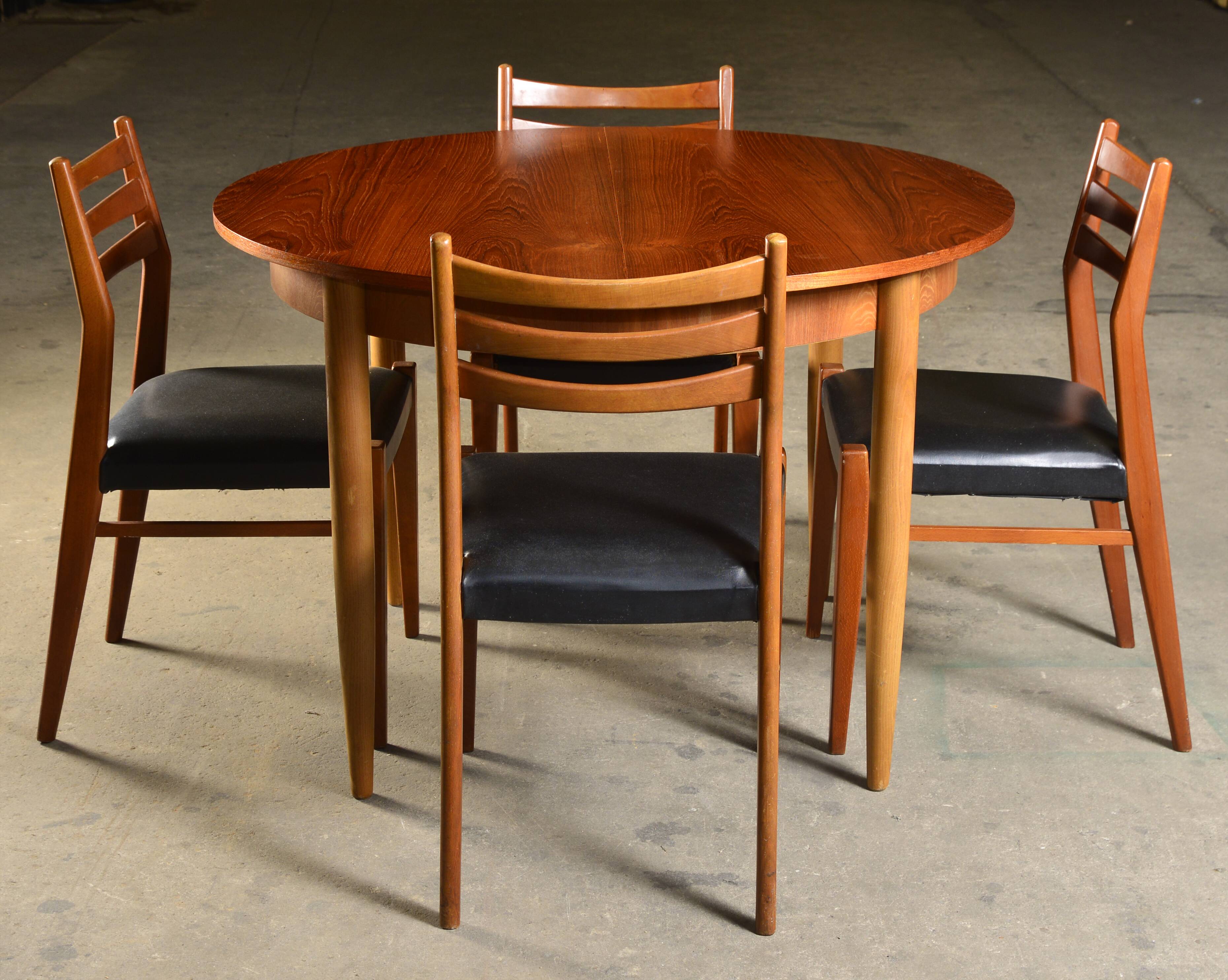 Extendable table and 4 Scandinavian chairs