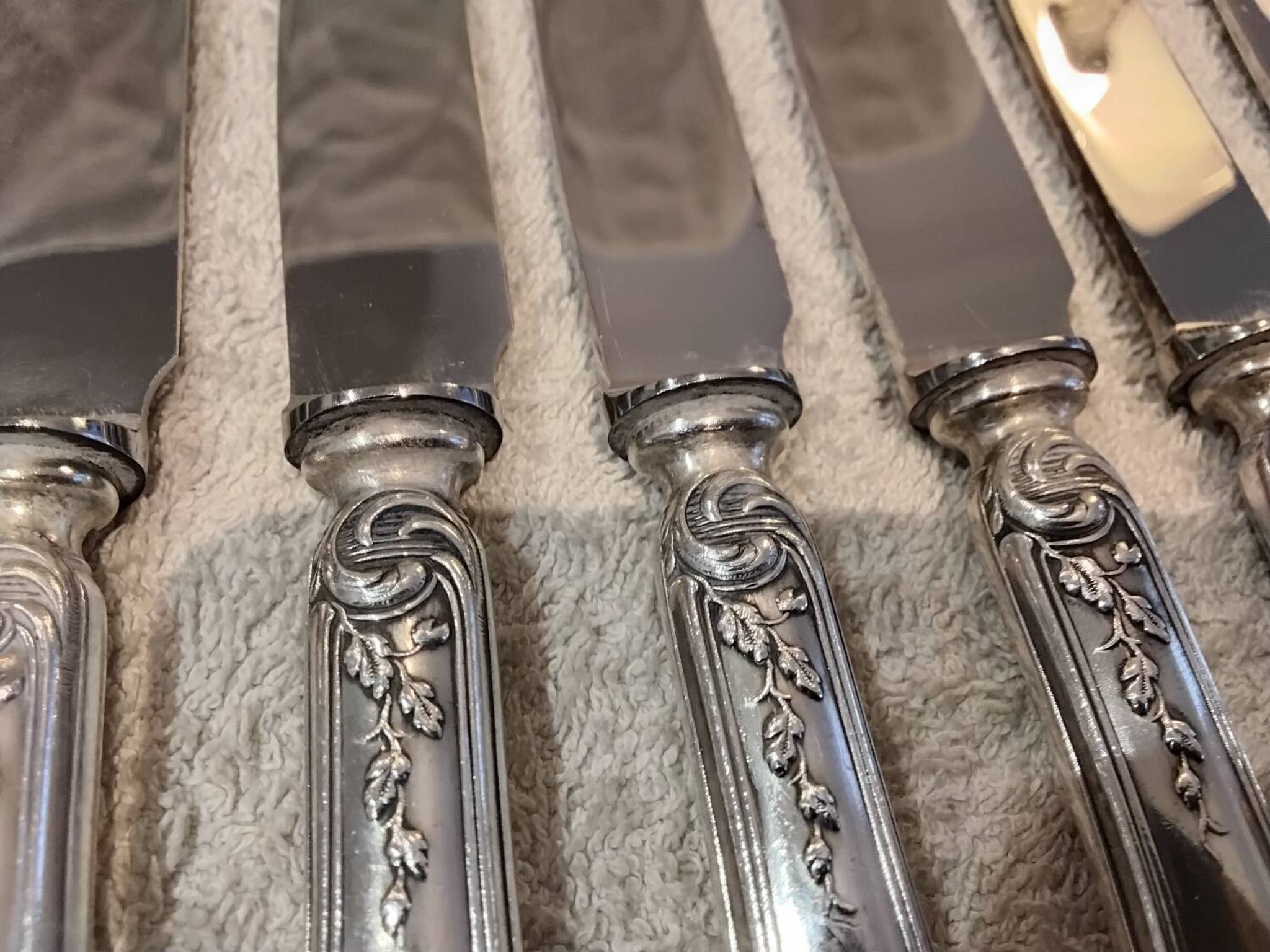 12 silver-plated dessert knives by Boulenger, Louis XV style, half-rich.