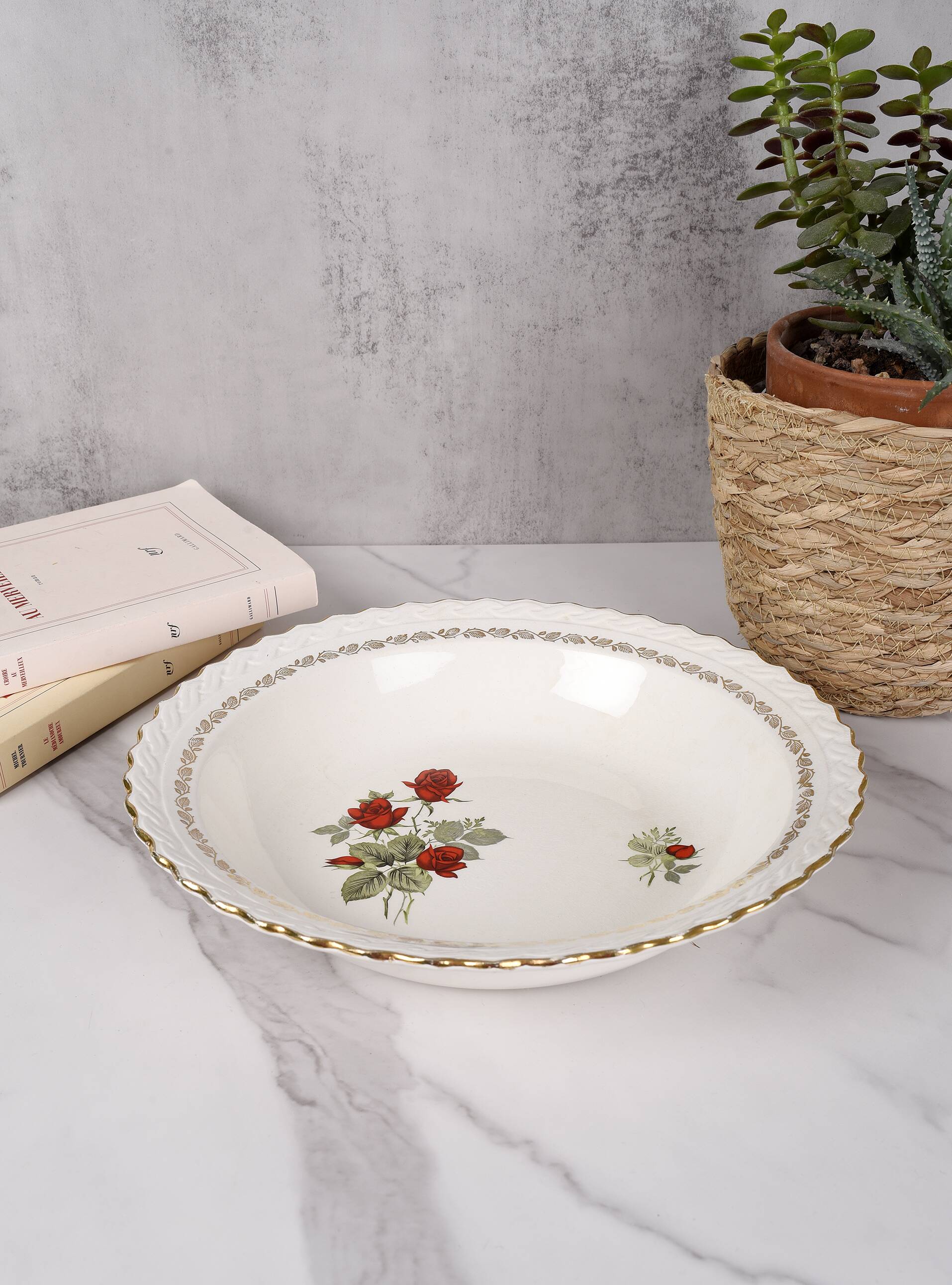 Large dish, salad bowl st. amand, red roses