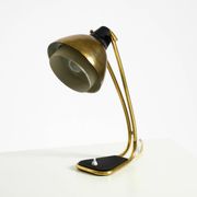 Rare grande lampe de table en laiton de style Mid-Century Modern avec une belle patine.