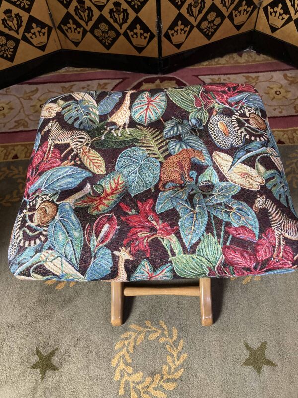 Paire de fauteuils poly confort et 1 repose- pieds