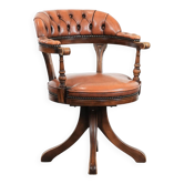 Chaise de bureau Chesterfield en cuir de vache classique et intemporel avec accoudoirs en bois.