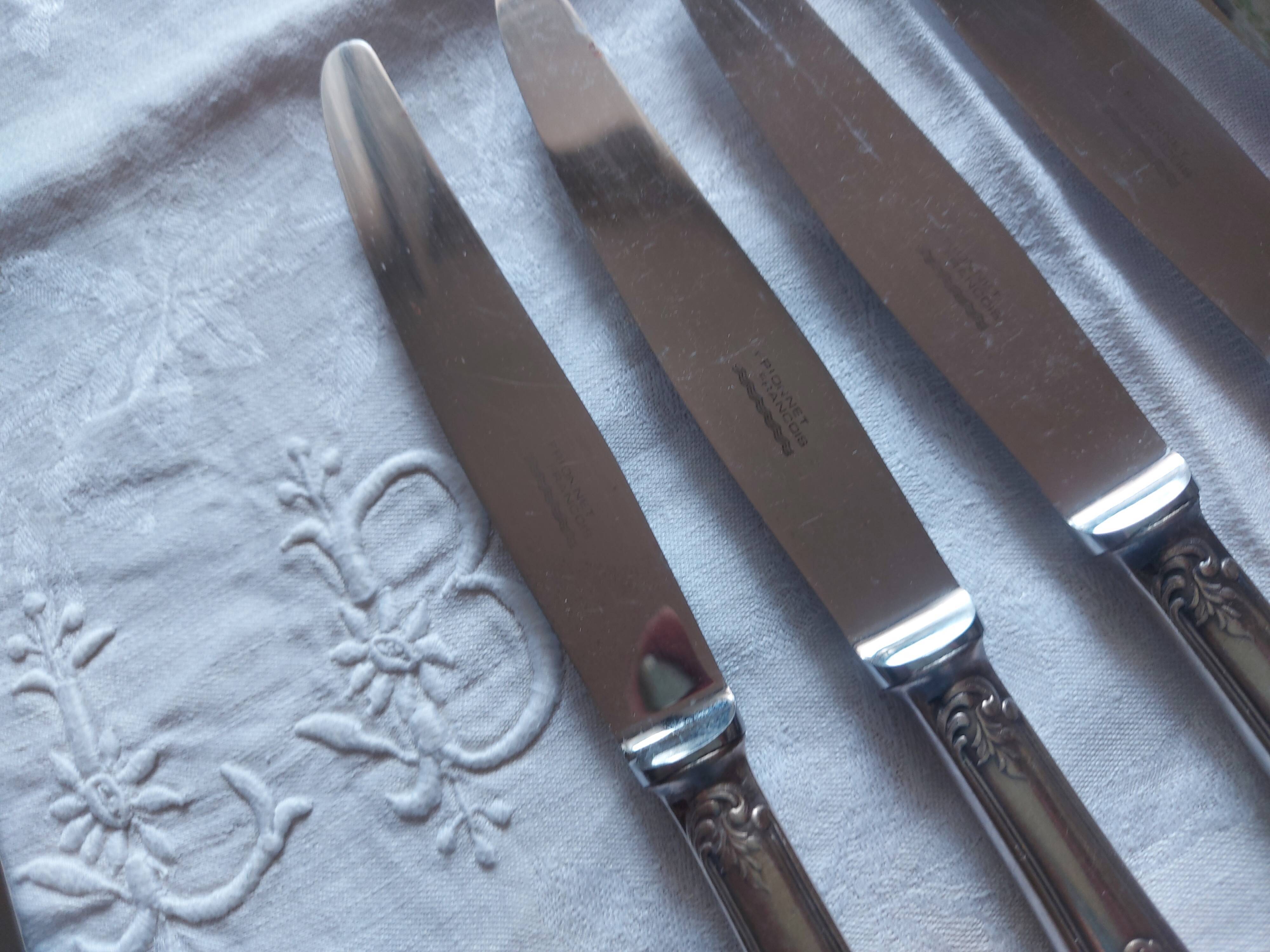 Service de 12 couteaux en métal argenté Frionnet François