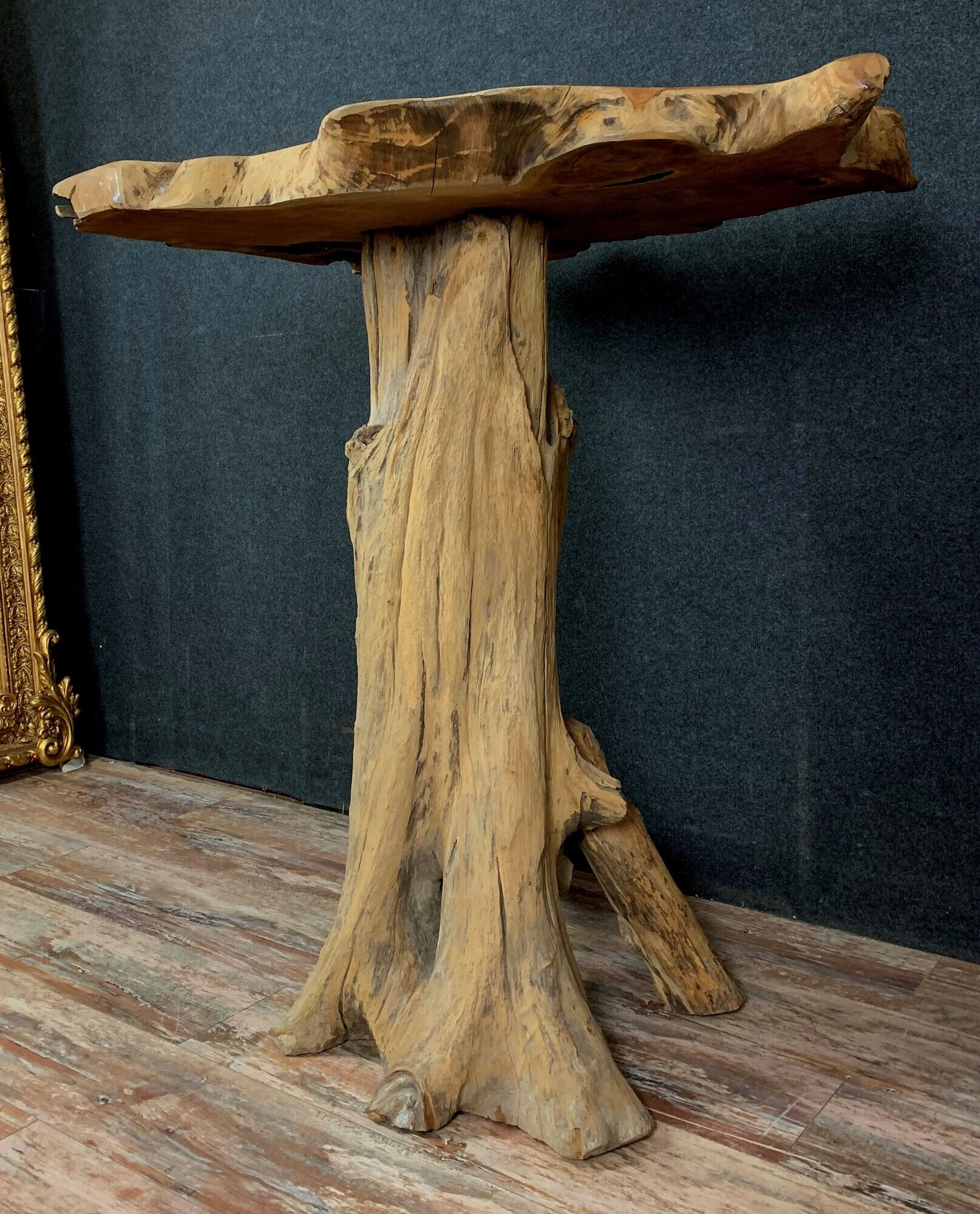 Design of the 70s: high table called "eating standing" in tree root