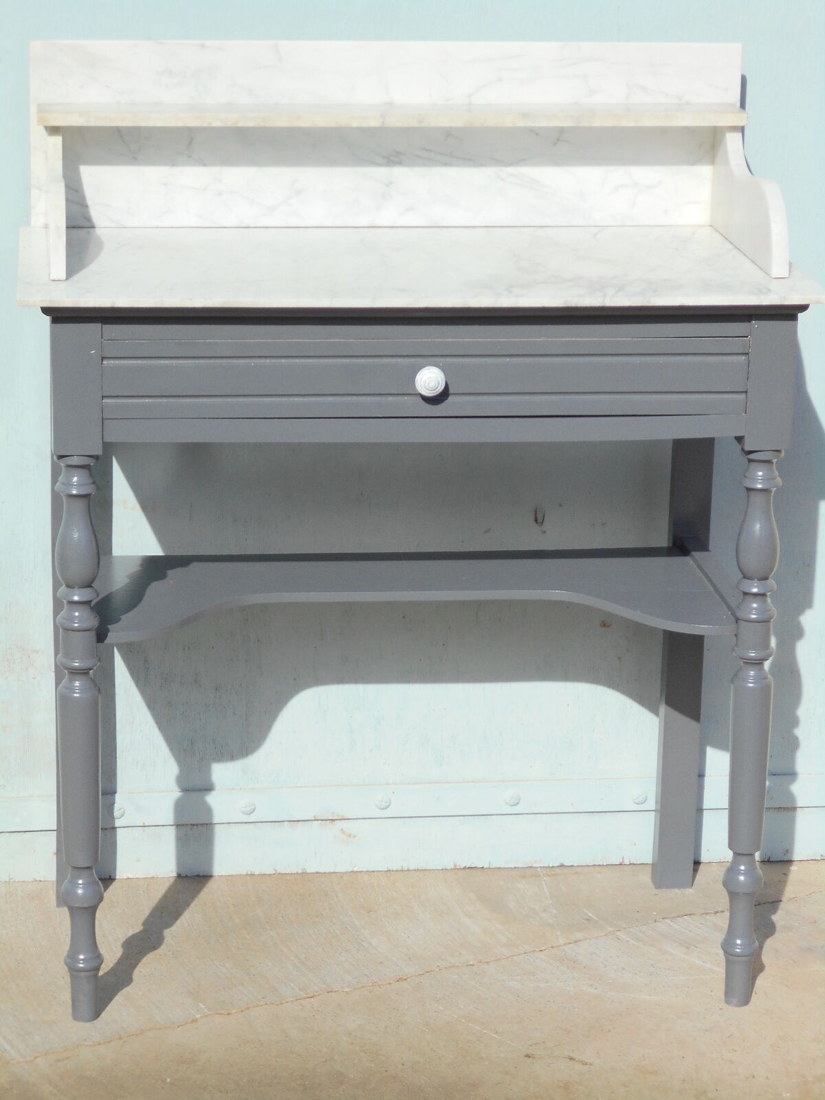Meuble de toilette en bois et marbre blanc