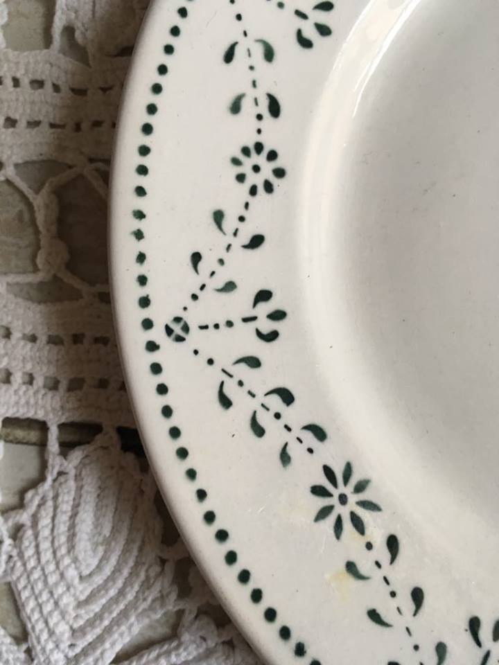 Set of eight plates desserten yellow green and red