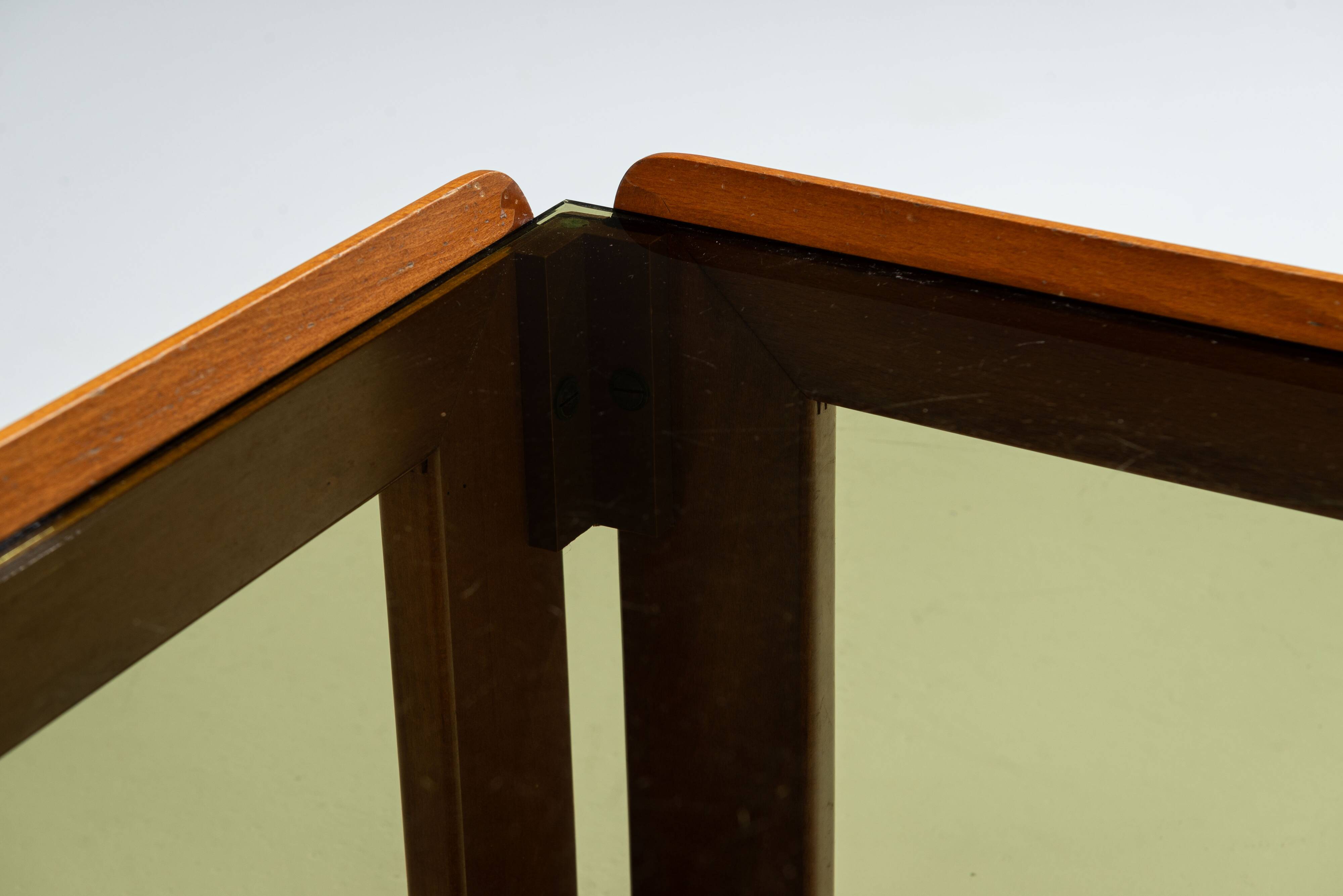 Table basse avec plateau en verre fumé attribuée à Scarpa