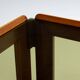 Table basse avec plateau en verre fumé attribuée à Scarpa