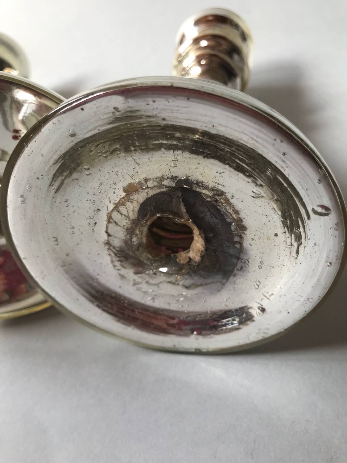 Paire de bougeoirs en verre argenté