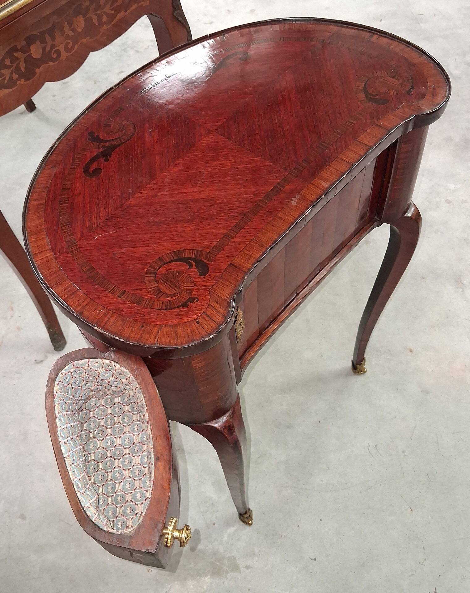 Lady's Commode in Marquetry, Louis XV style, work of the 20th century.