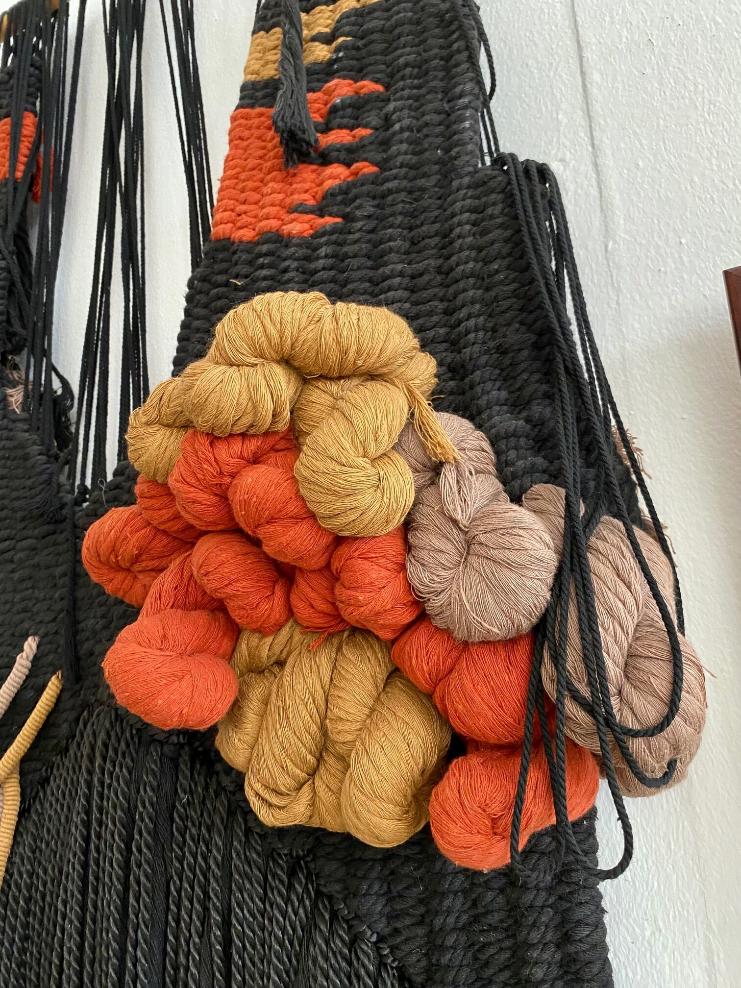Tapisserie brutaliste macrame Maria Asuncion Raventos, Espagne, années 1960