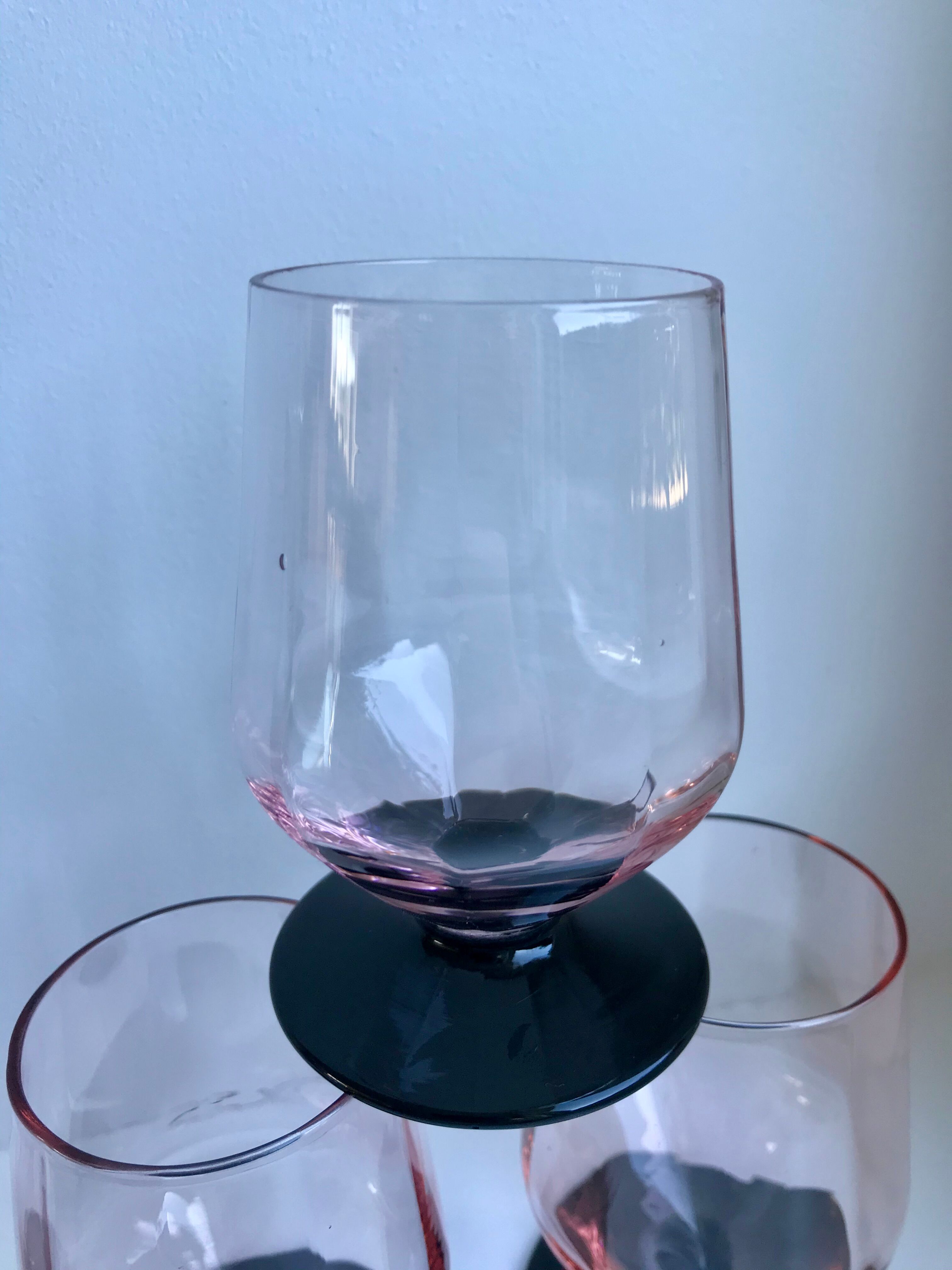 Set of 4 glasses with pink feet and black feet Art Deco 30s