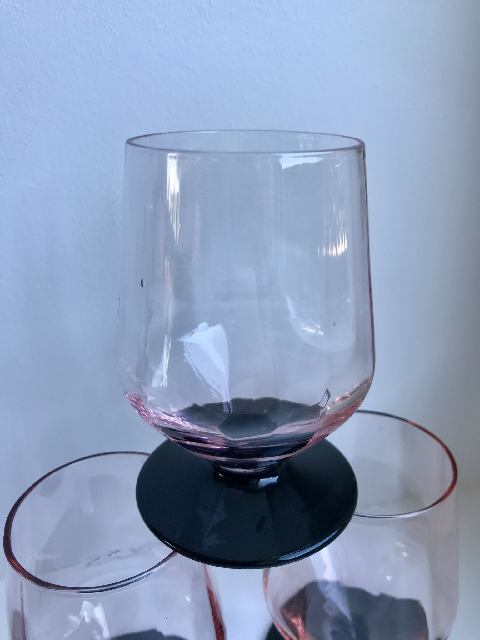 Set of 4 glasses with pink feet and black feet Art Deco 30s