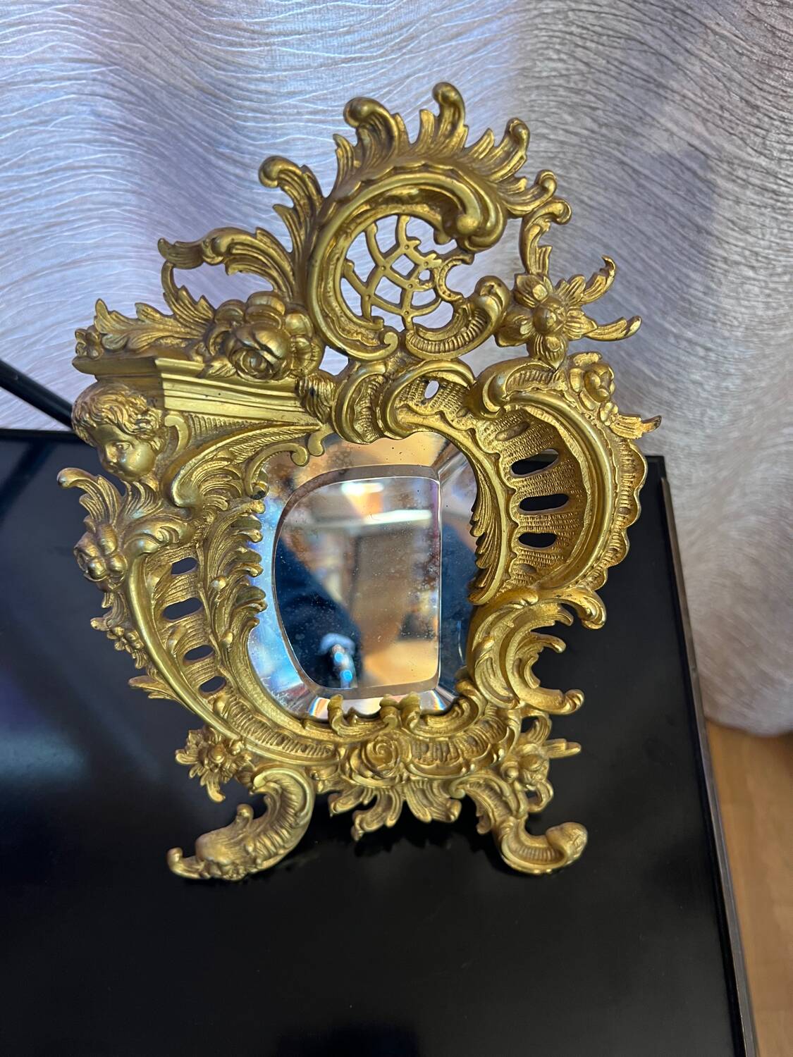 Beveled mirror in gilt bronze