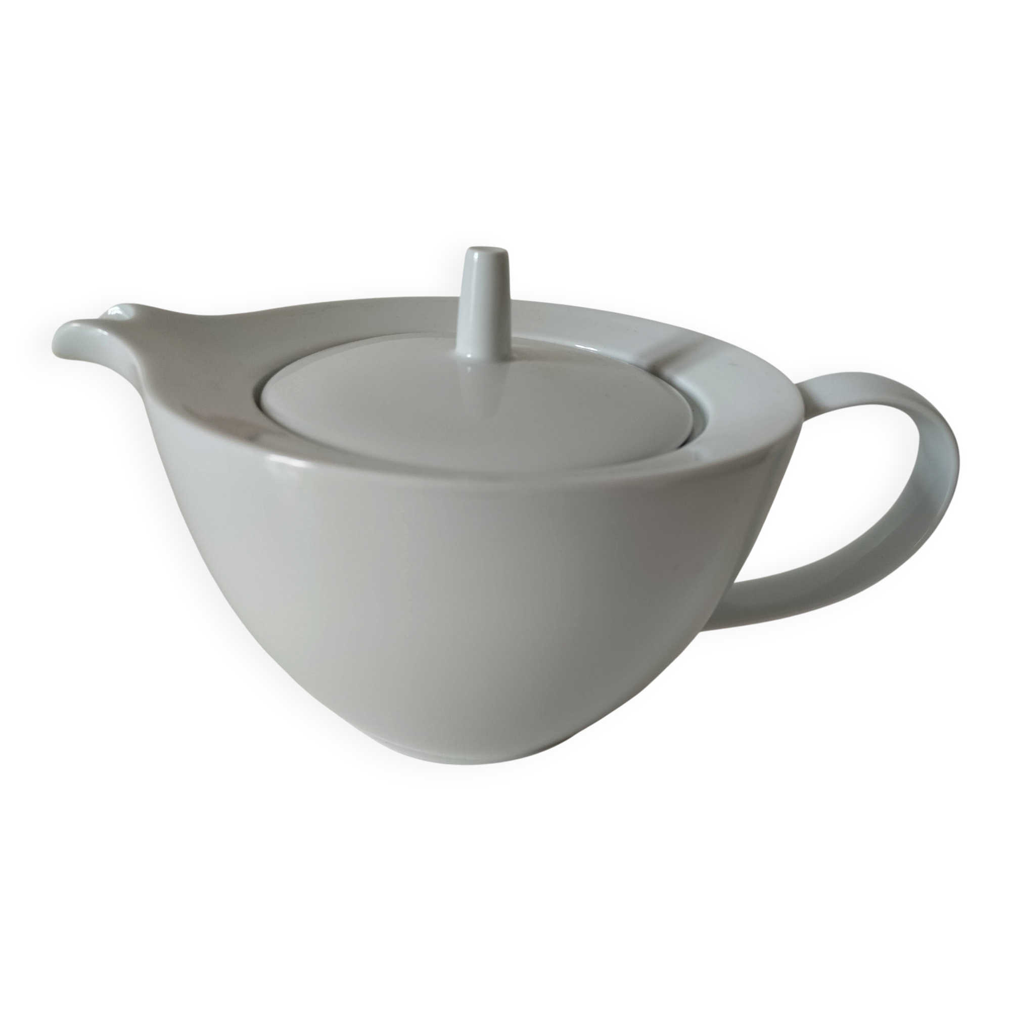 Graphic teapot in white porcelain with a minimalist design.