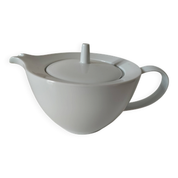 Graphic teapot in white porcelain with a minimalist design.