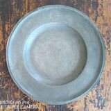 Dish called "à la cardinal" in 18th century pewter - 37.5 cm with coat of arms