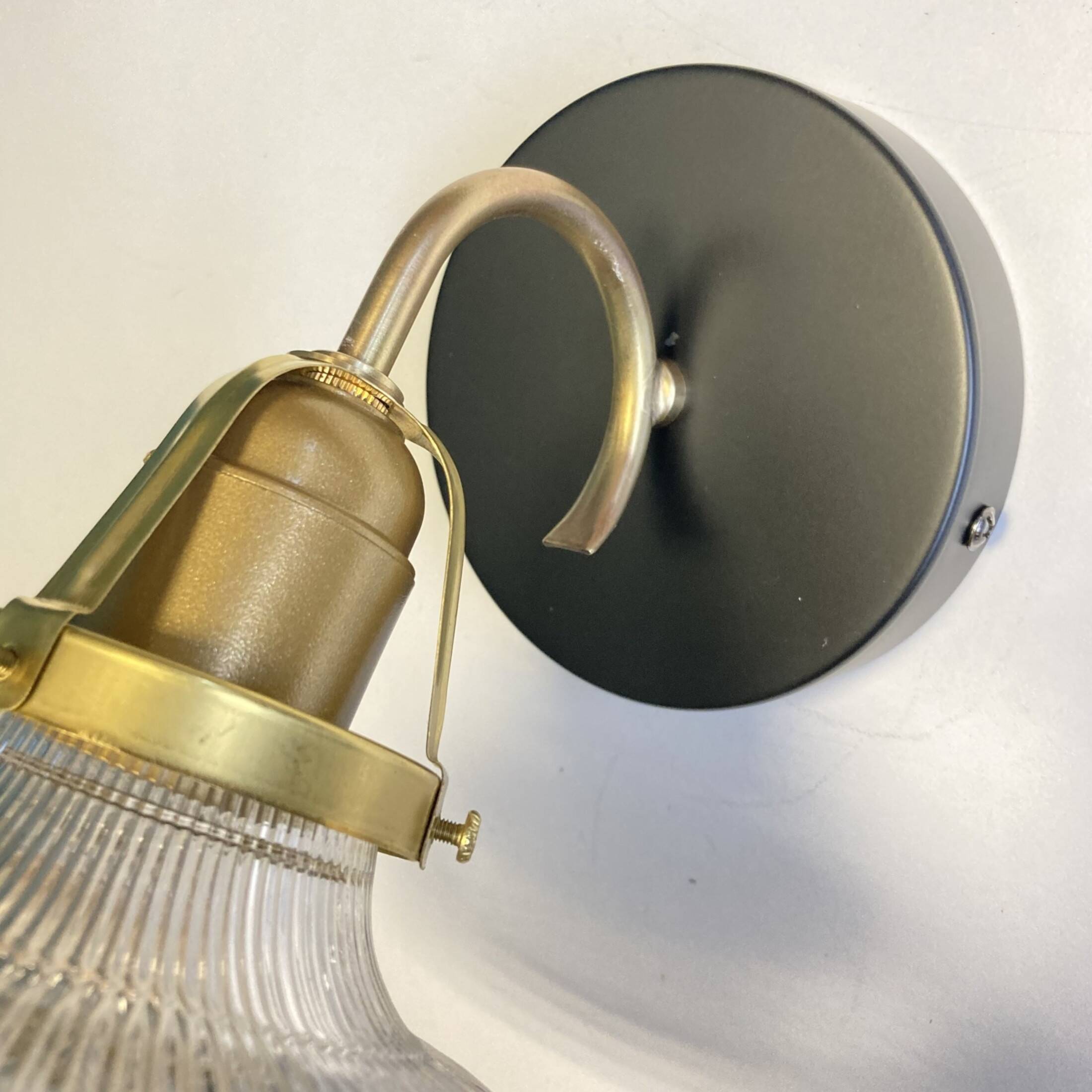 Small swan neck wall light in brass and prismatic glass vintage decoration