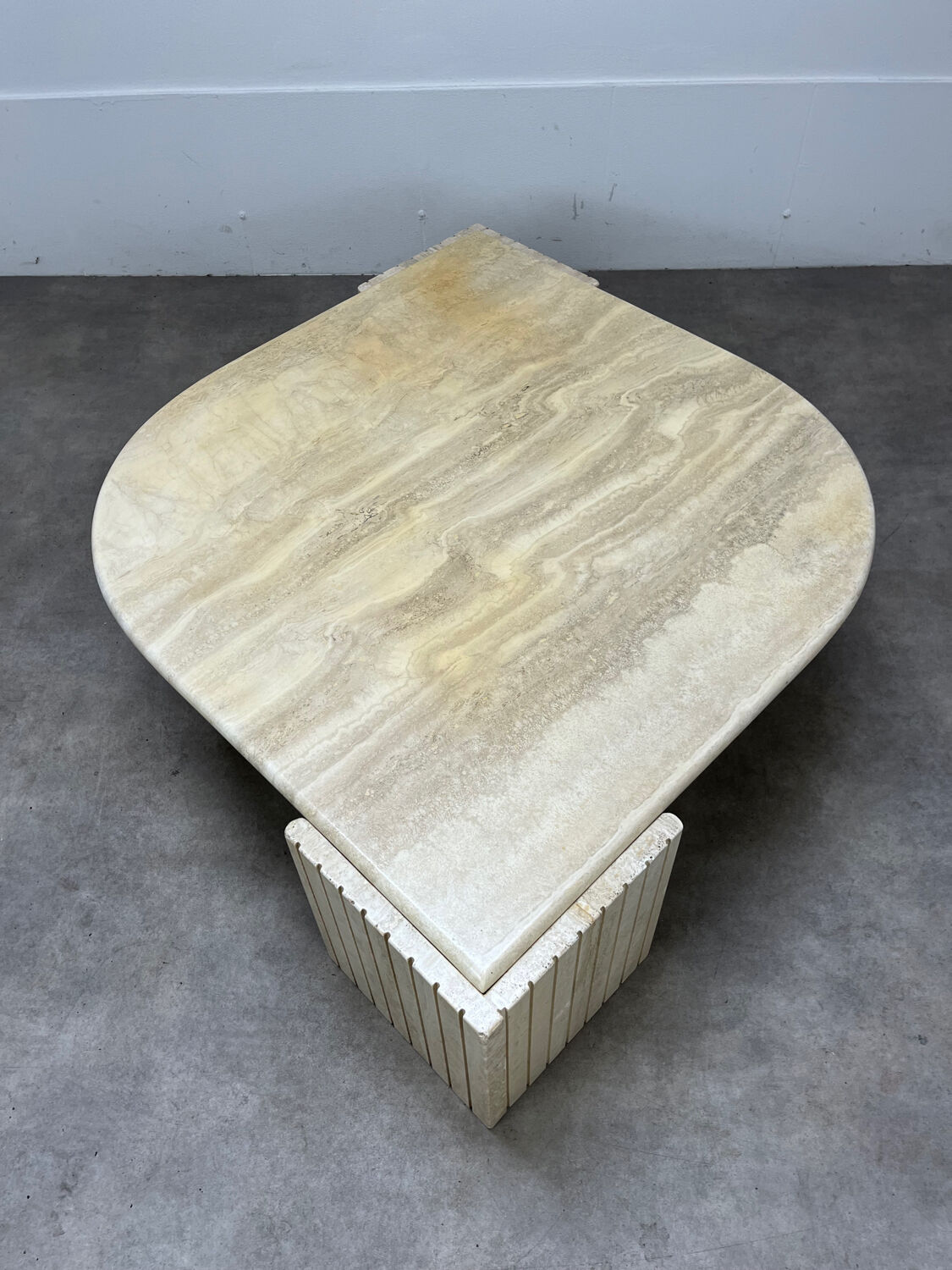 Table basse travertin forme œil par Roche Bobois