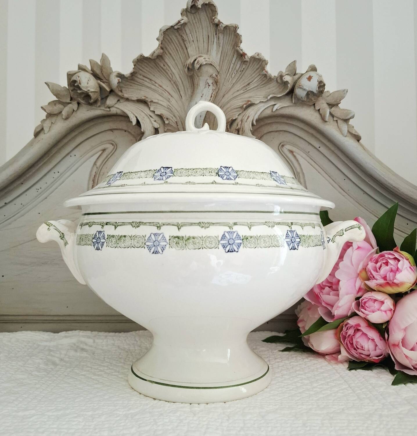Antique deep plates in ironstone with a soup tureen.