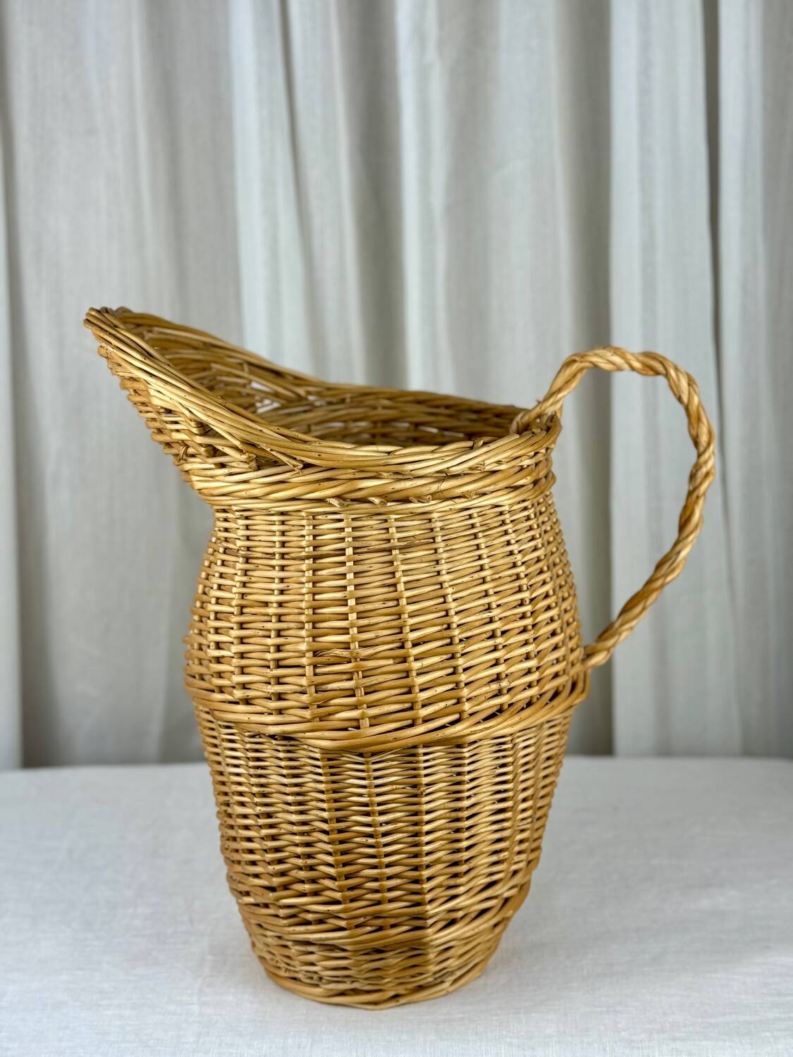 Panier en osier en forme de carafe aiguière