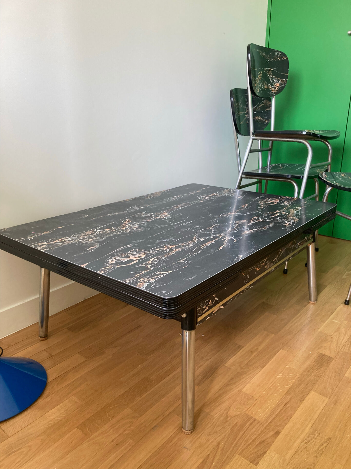 4 chairs and marble effect Formica coffee table