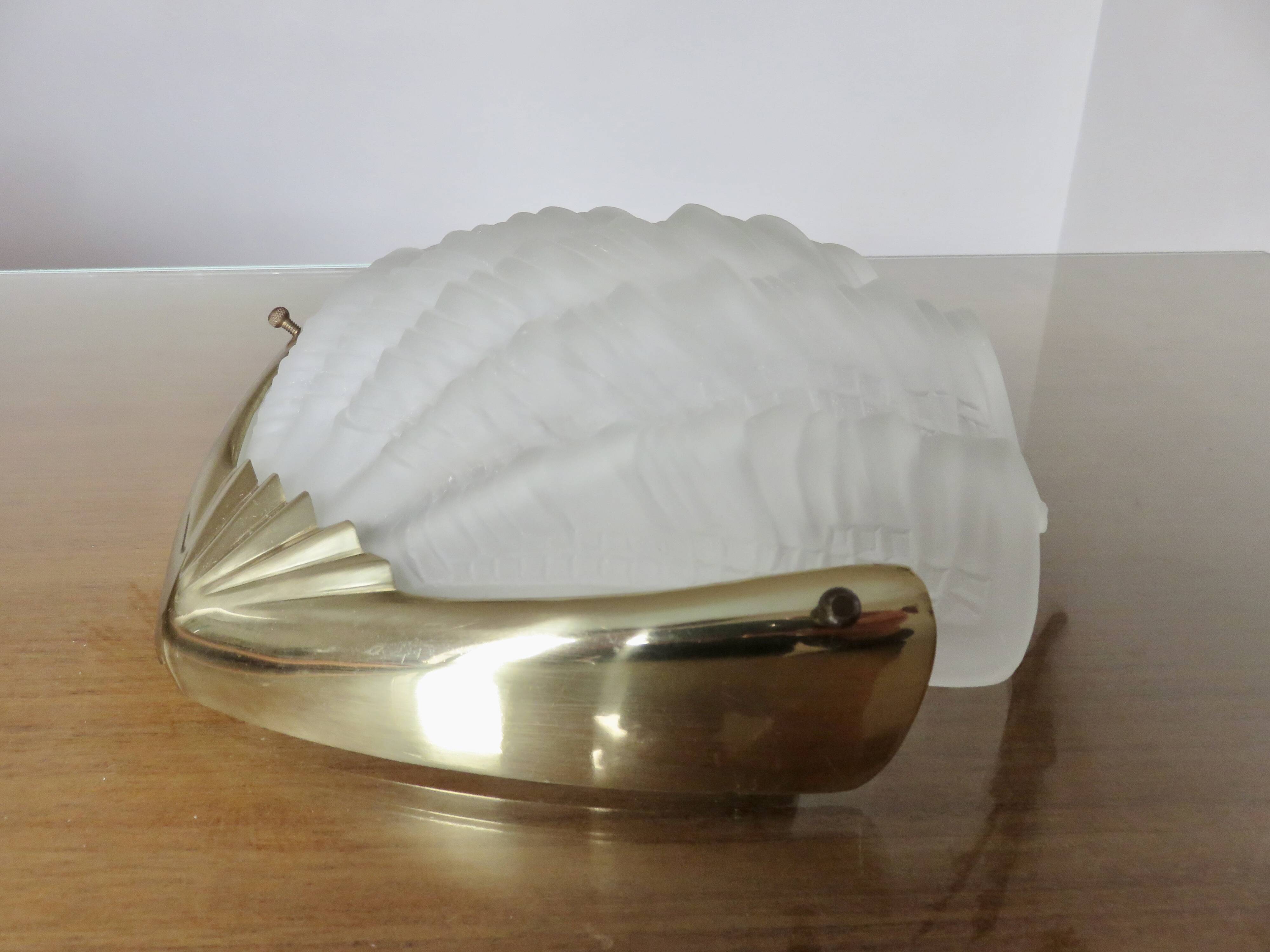“Shell” wall lamp in gilded brass and frosted glass 1970