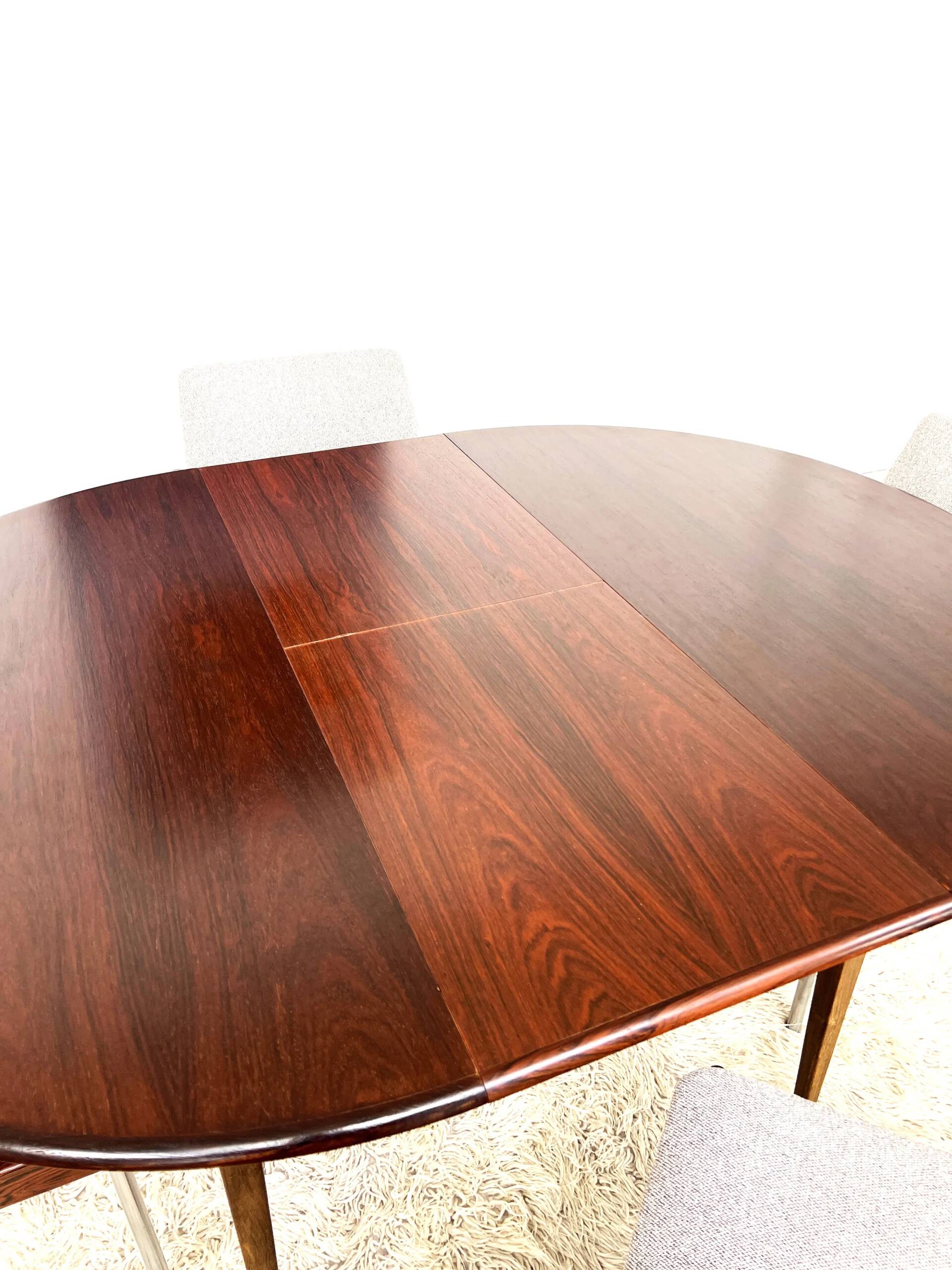 Danish round dining table in rosewood – 1950s design with butterfly extension.
