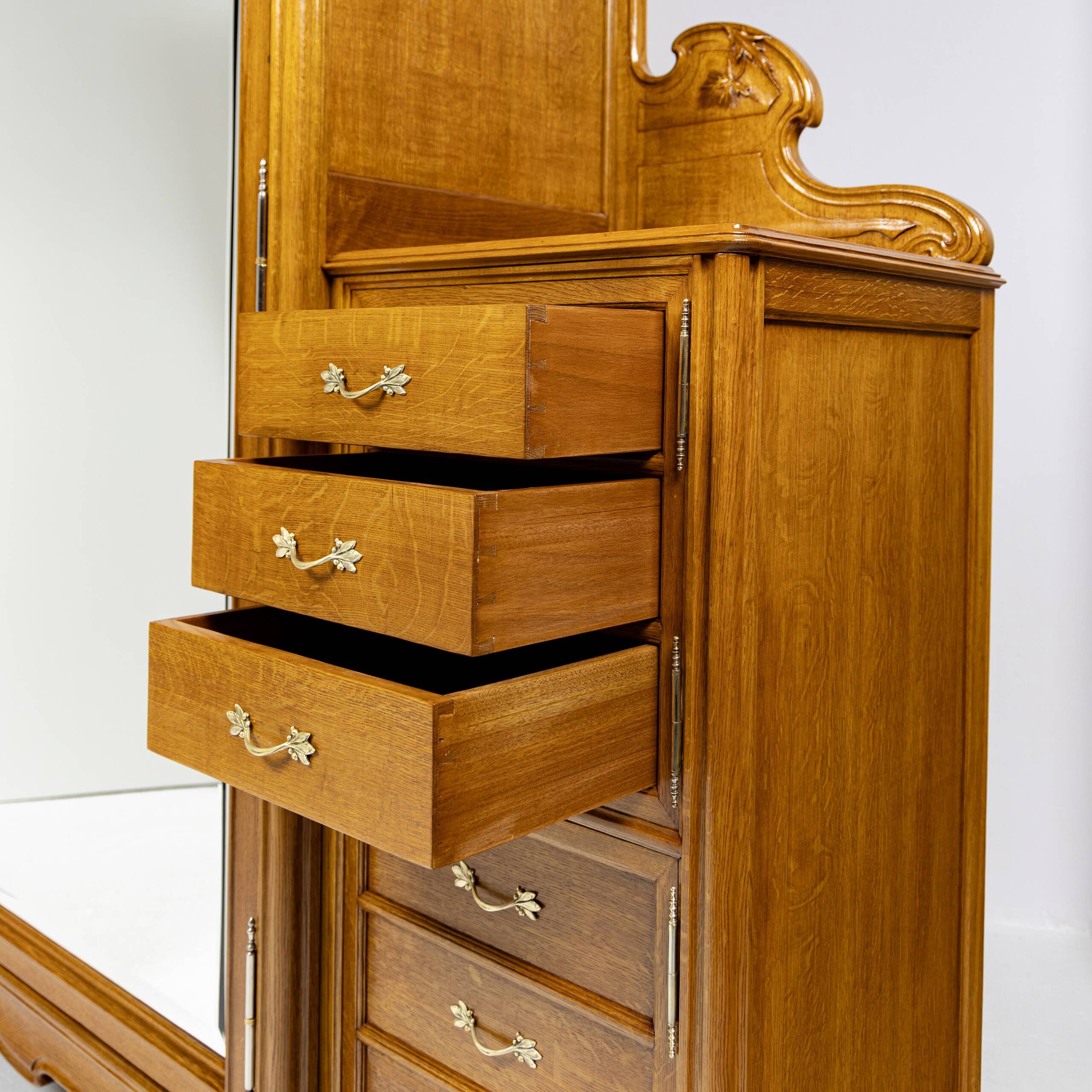 Large Art Nouveau linen cupboard in oak and mirror - 1900-1920