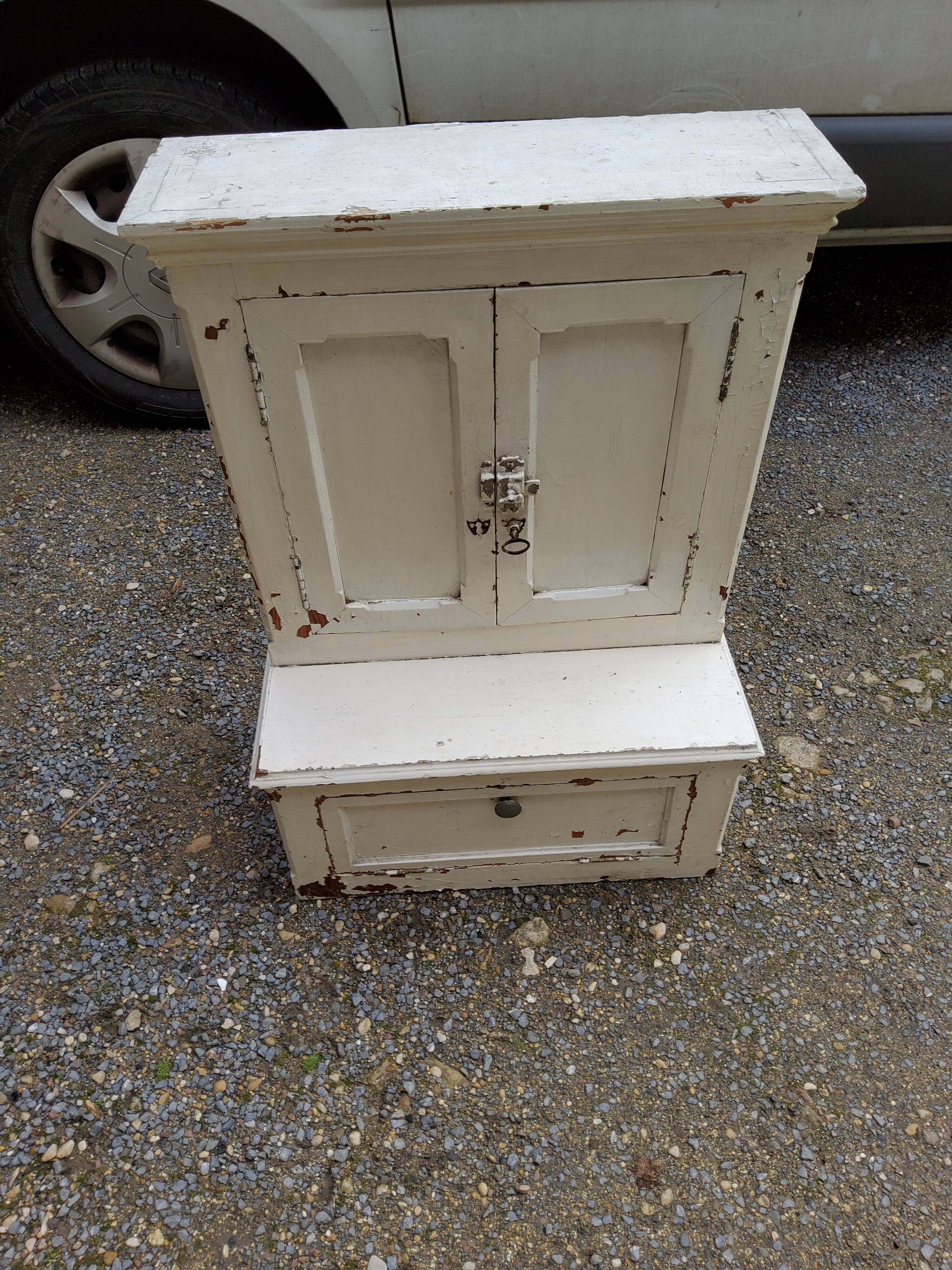Pharmacy cabinet