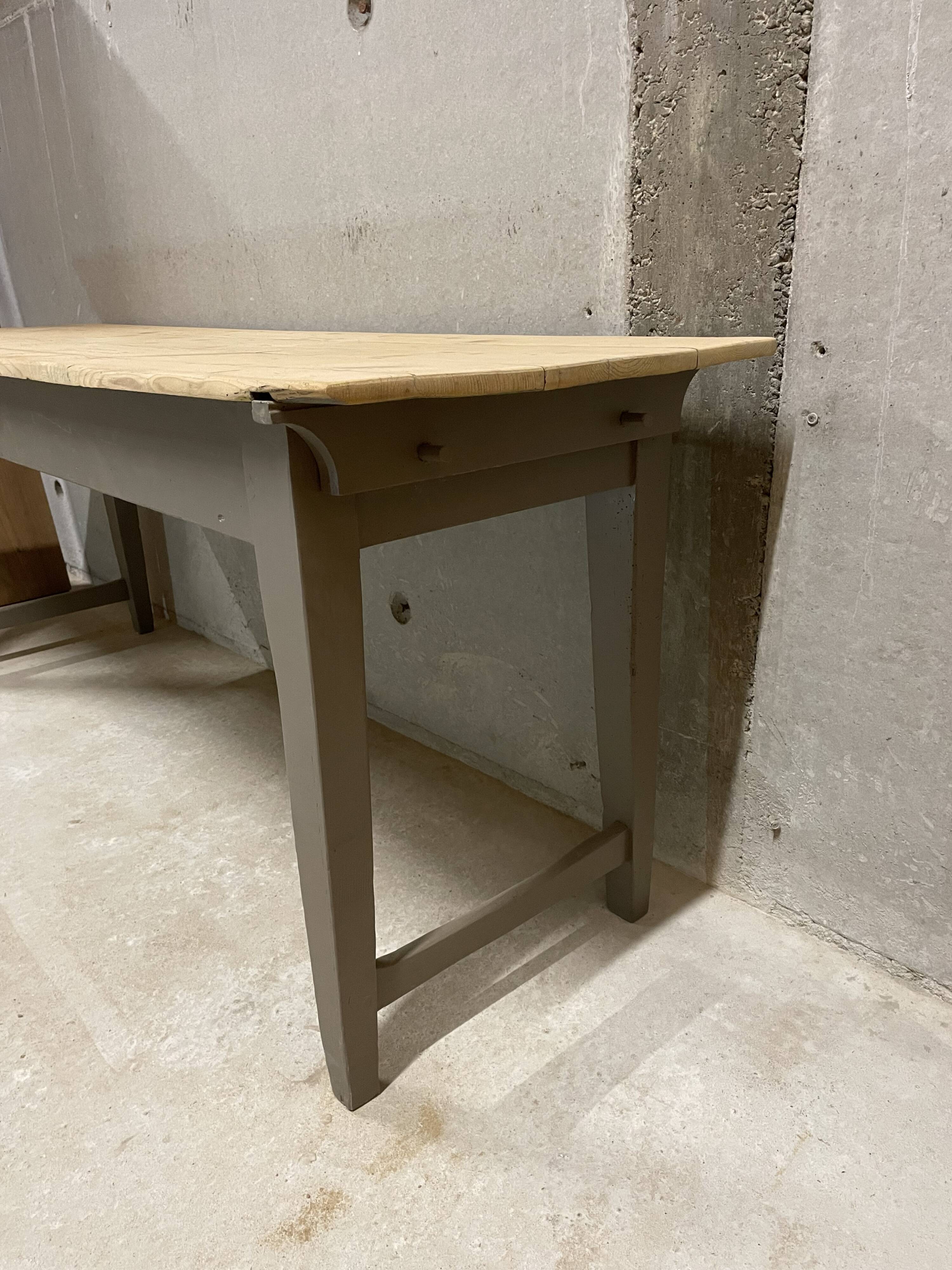 Farm table revamped in wood and grey – chic country charm