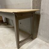 Farm table revamped in wood and grey – chic country charm