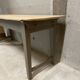 Table de ferme en bois et peinte en gris