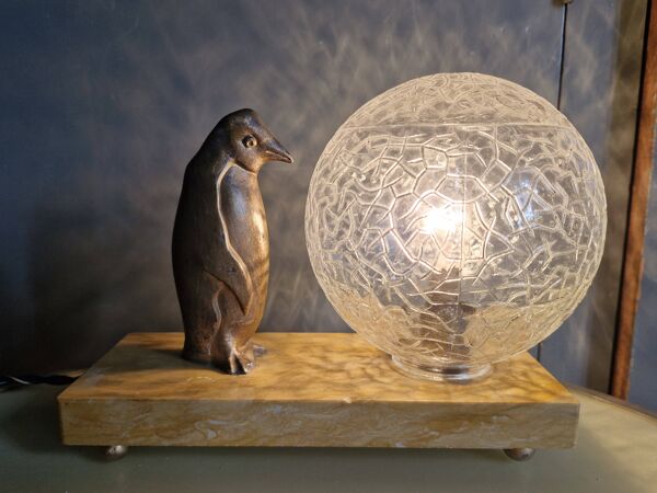 Lampe, veilleuse d'époque Art déco pingouin et globe en verre craquelé