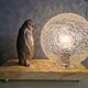 Lampe, veilleuse d'époque Art déco pingouin et globe en verre craquelé